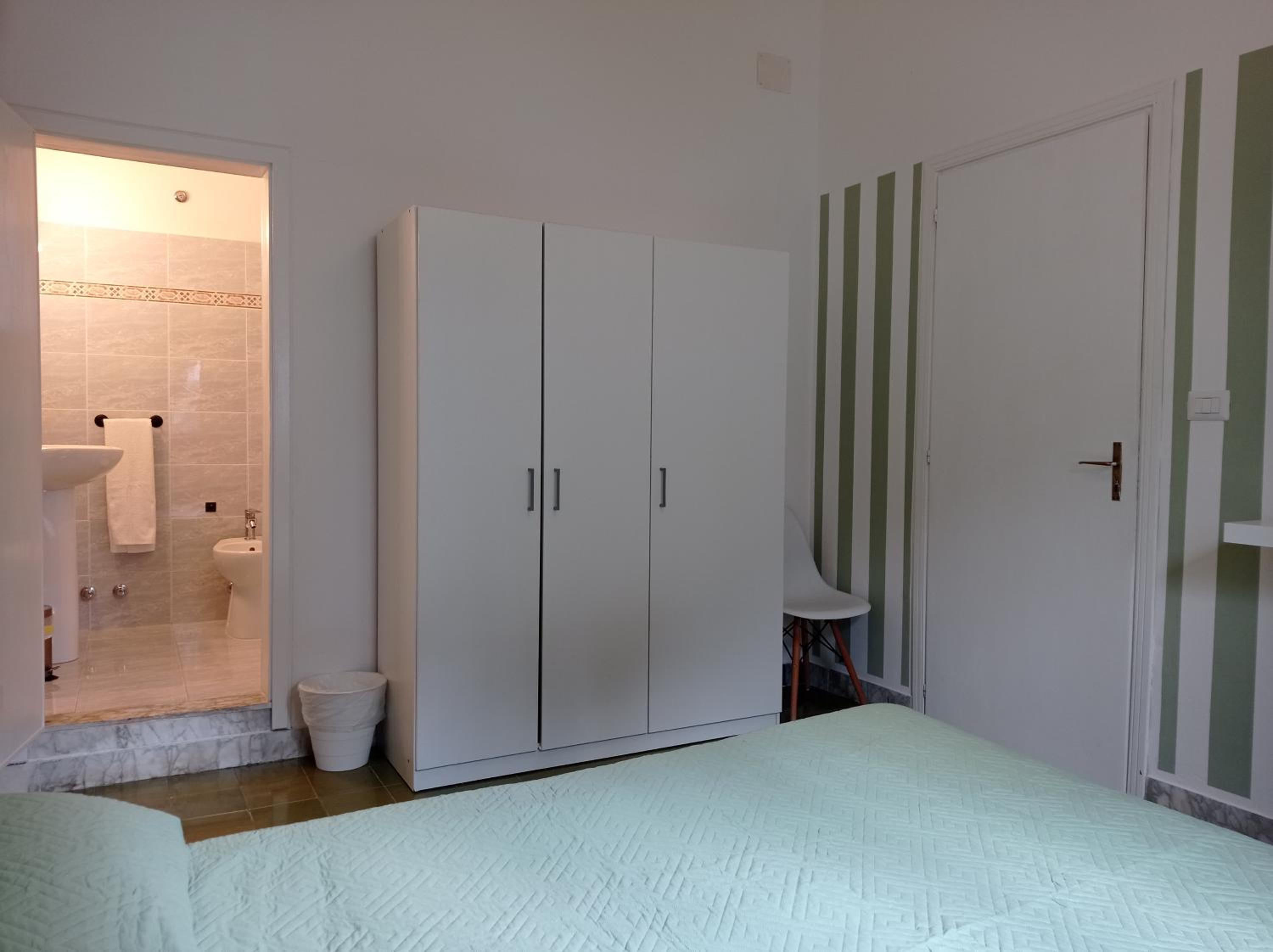 Double Room with Private Bathroom - Photo 12