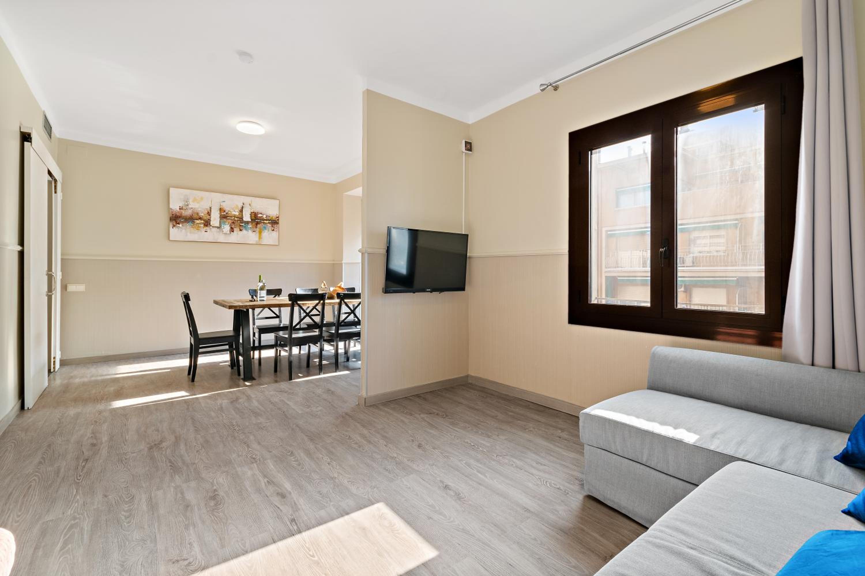 Three-Bedroom Apartment - High Floor photo 2