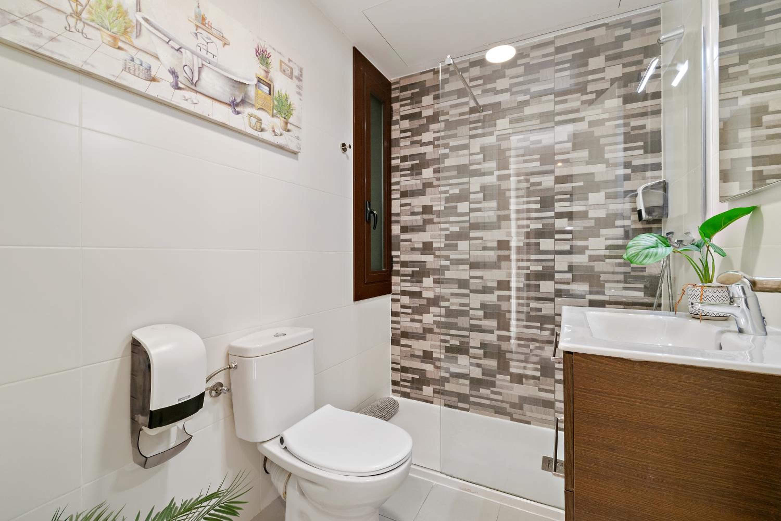 Three-Bedroom Apartment - High Floor photo 3