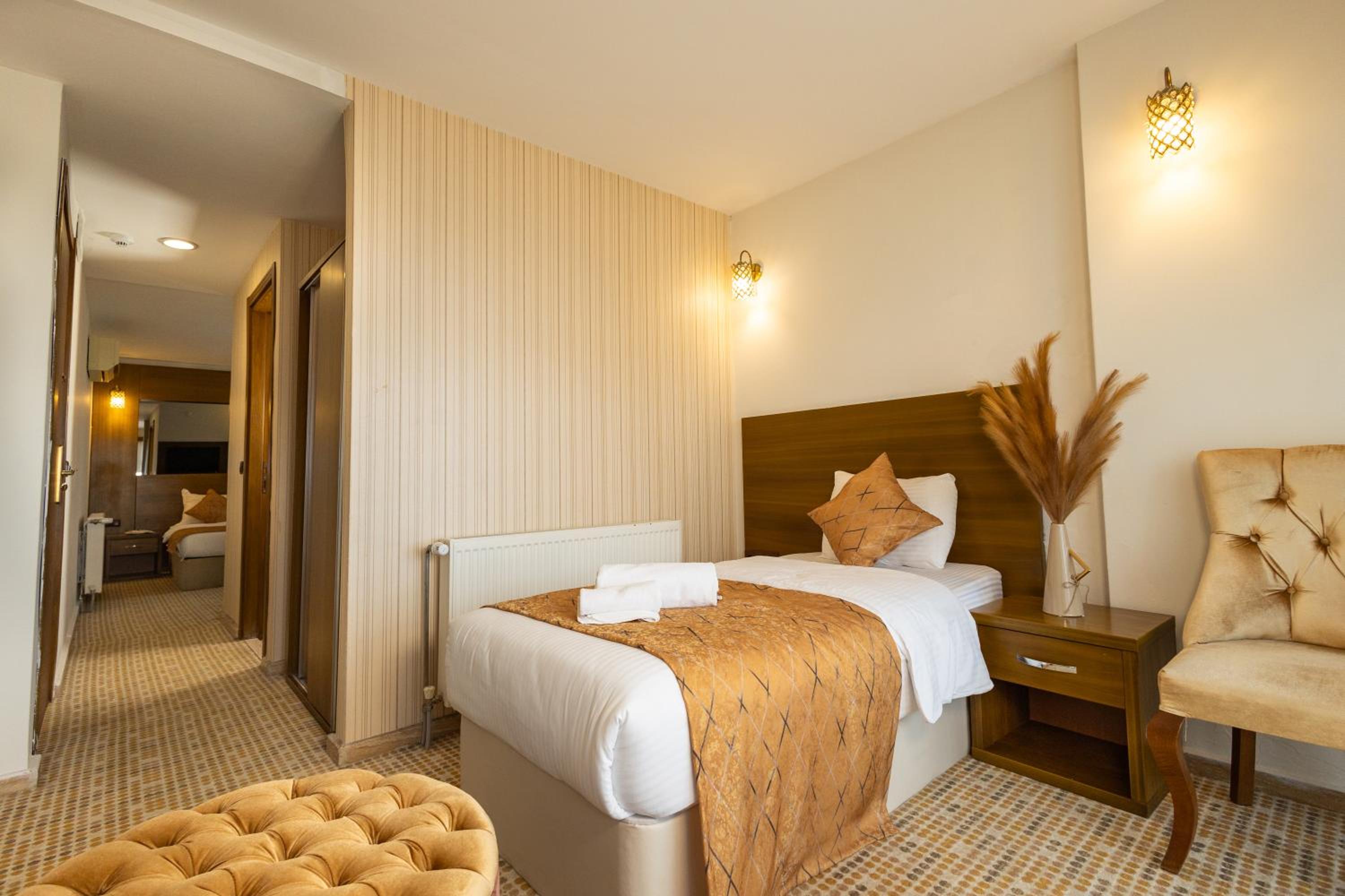 Comfort Triple Room with Shower - Photo 8