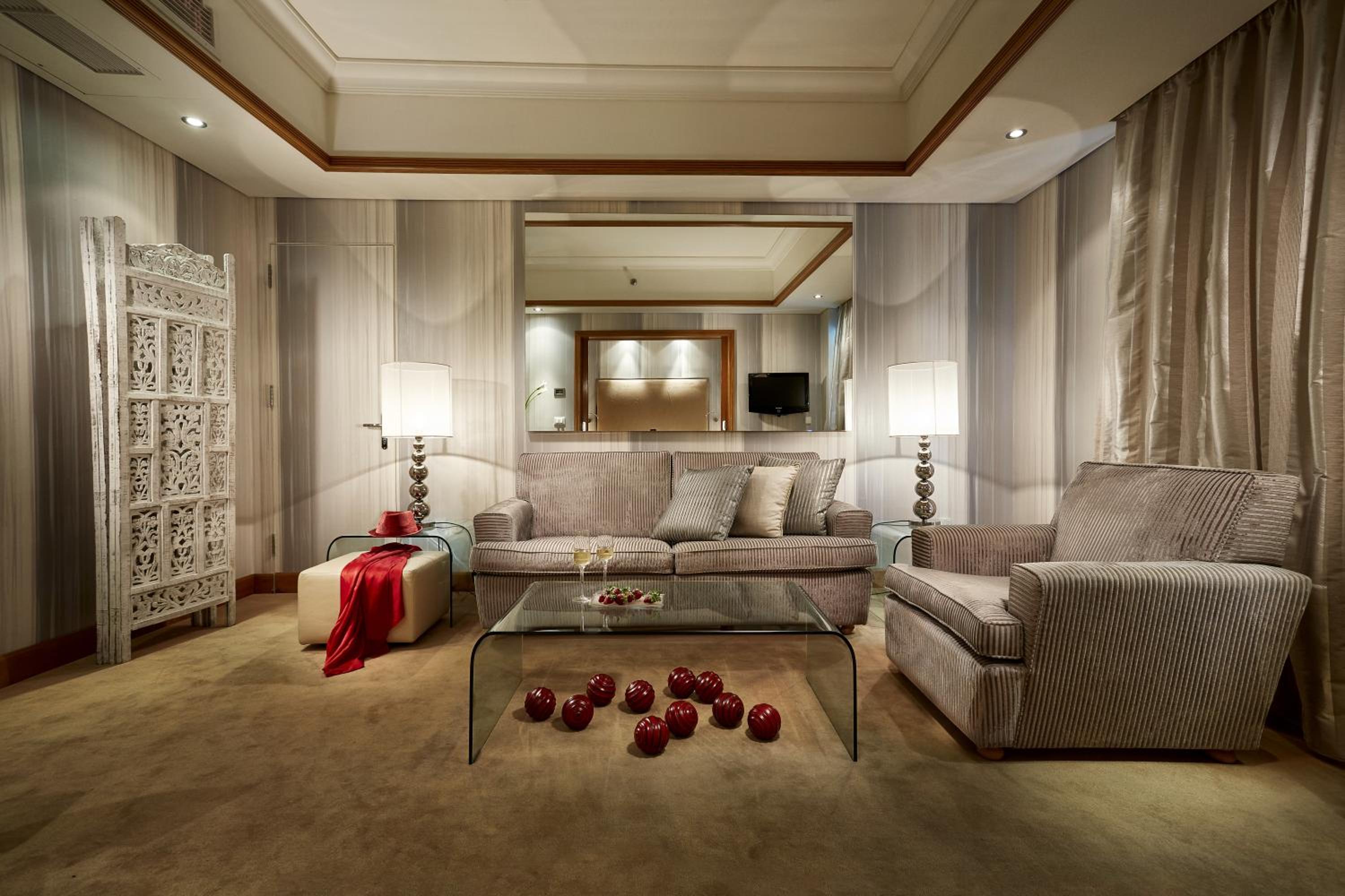Executive Park Suite - Photo 2