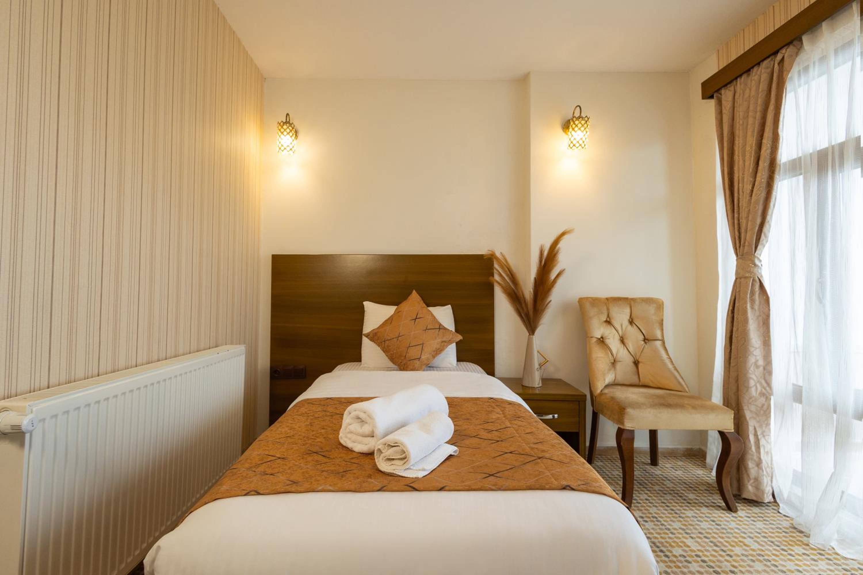 Comfort Triple Room with Shower - Photo 9