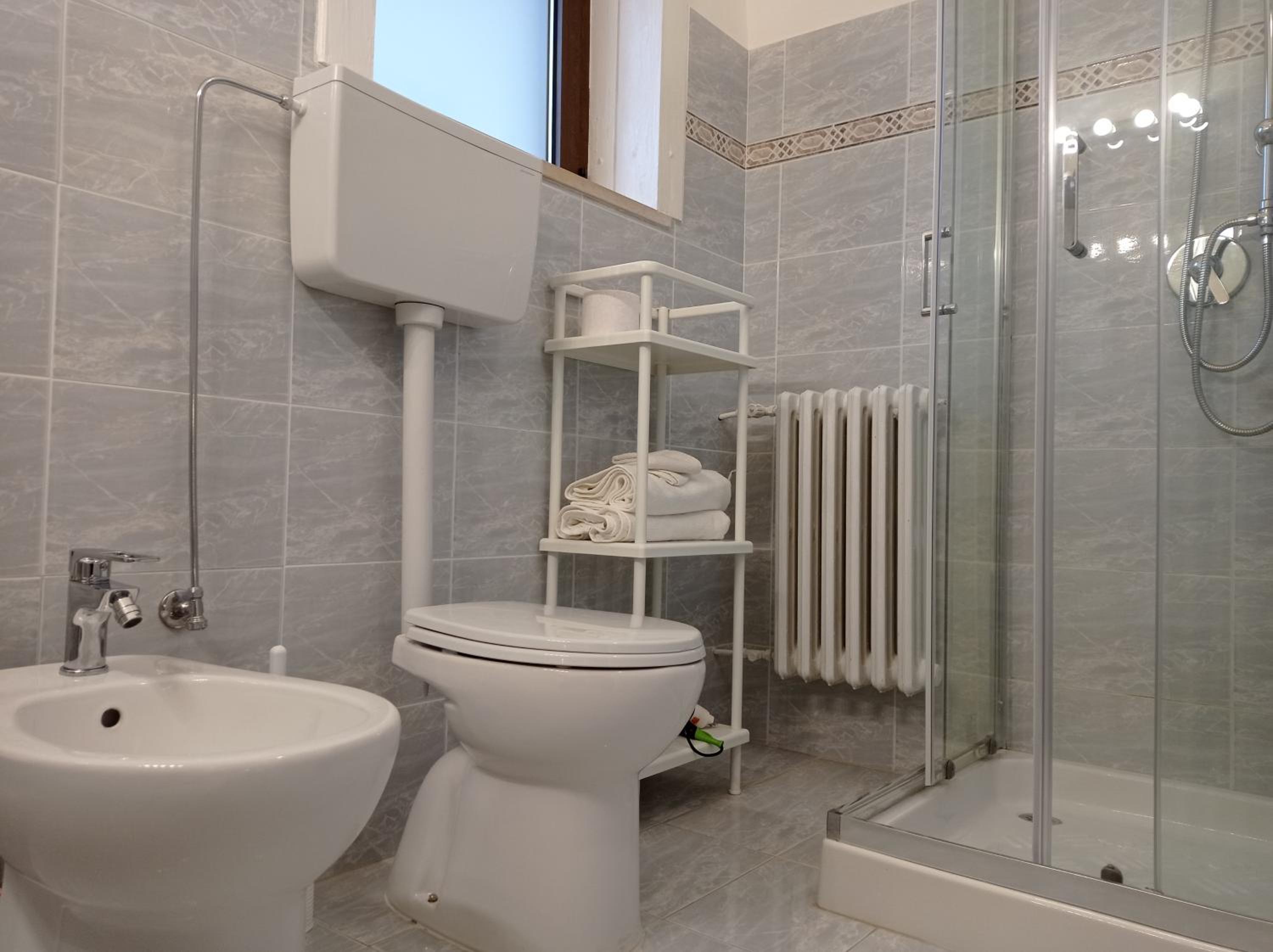 Double Room with Private Bathroom - Photo 13