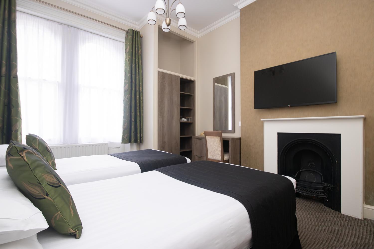 Twin Room with Private Bathroom photo 2