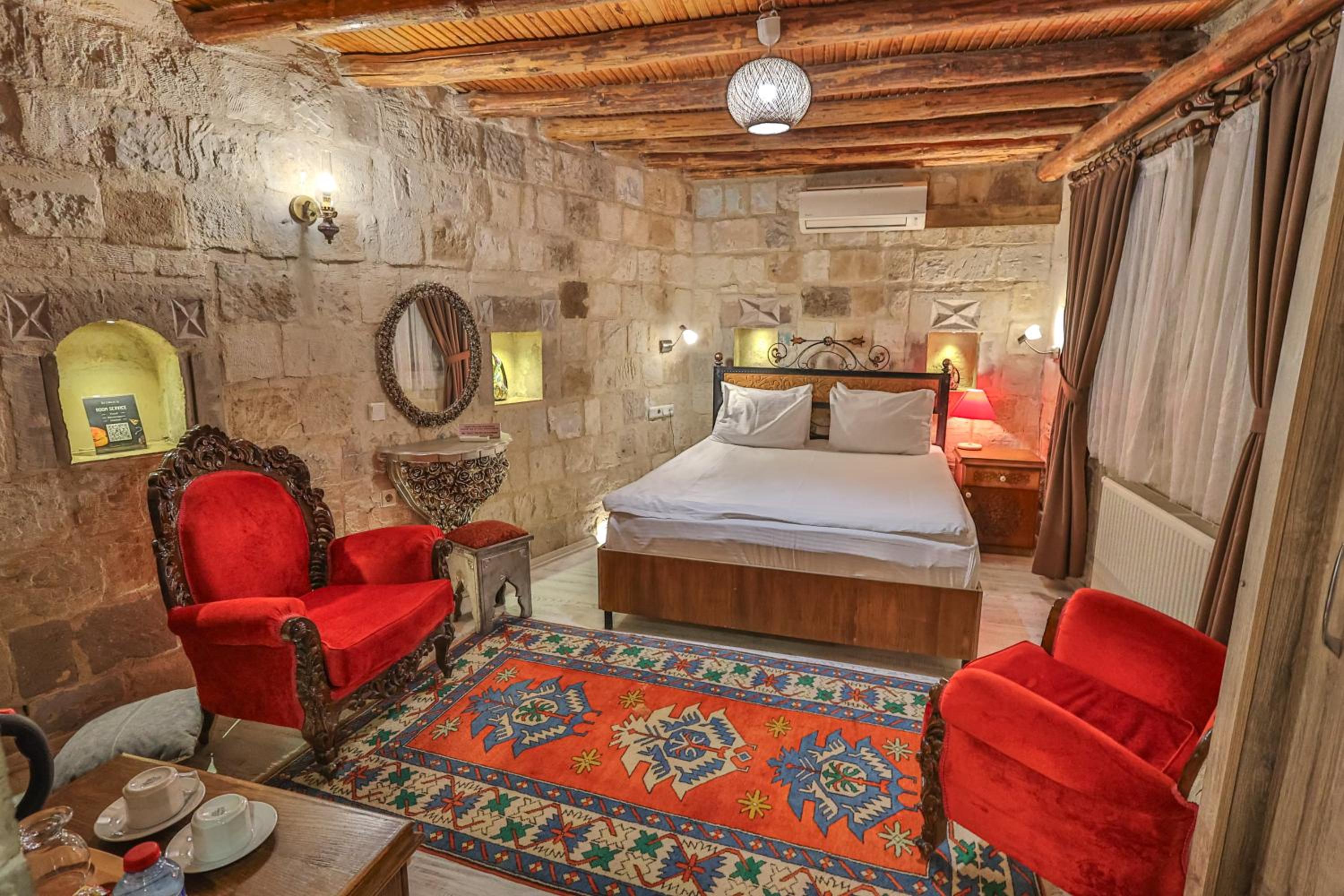 101 TRADITIONAL STONE ROOM photo 1