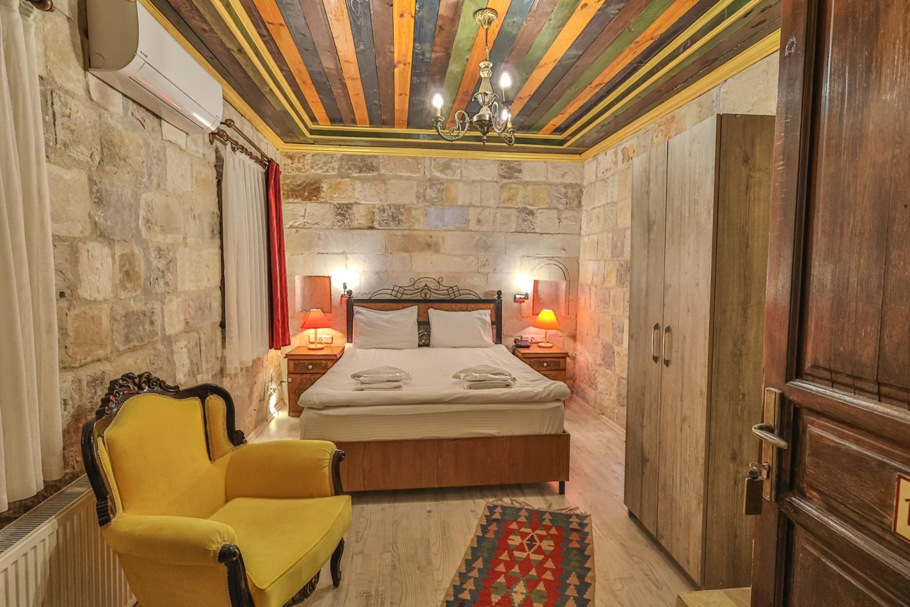 101 TRADITIONAL STONE ROOM photo 3