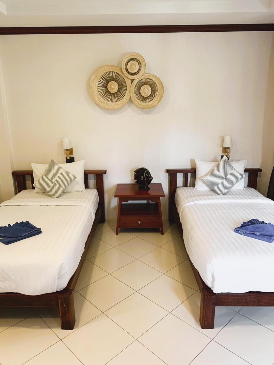 Premium Twin Room - Street Side Building - Photo 14
