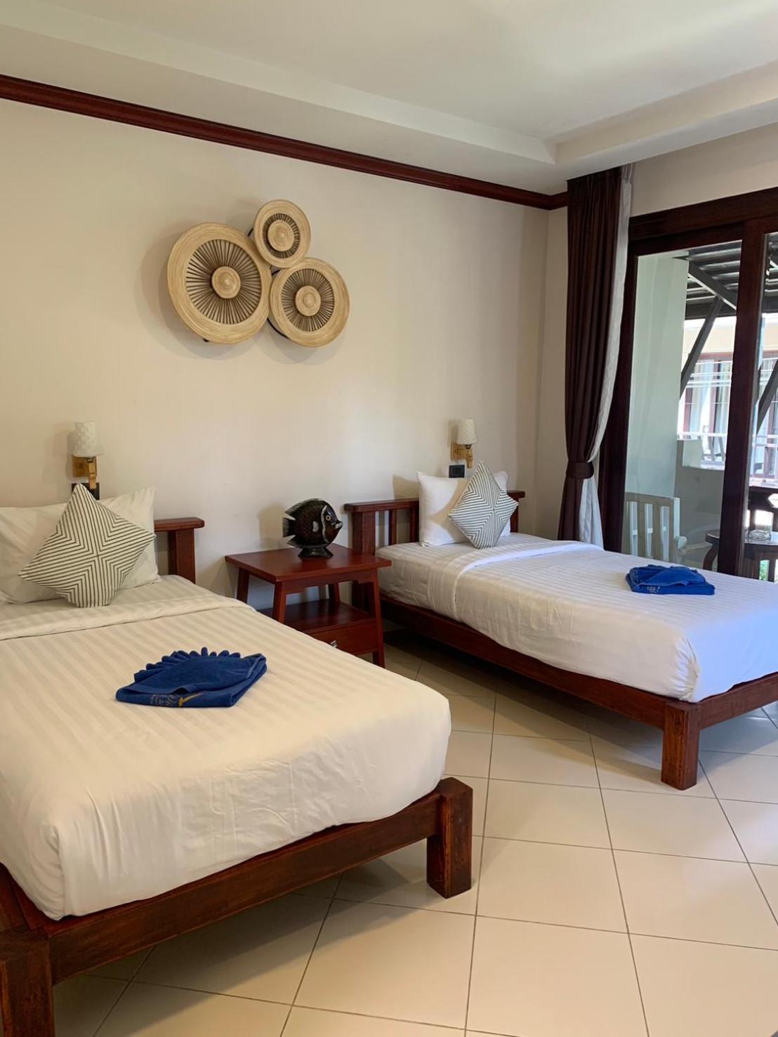 Premium Twin Room - Street Side Building - Photo 13