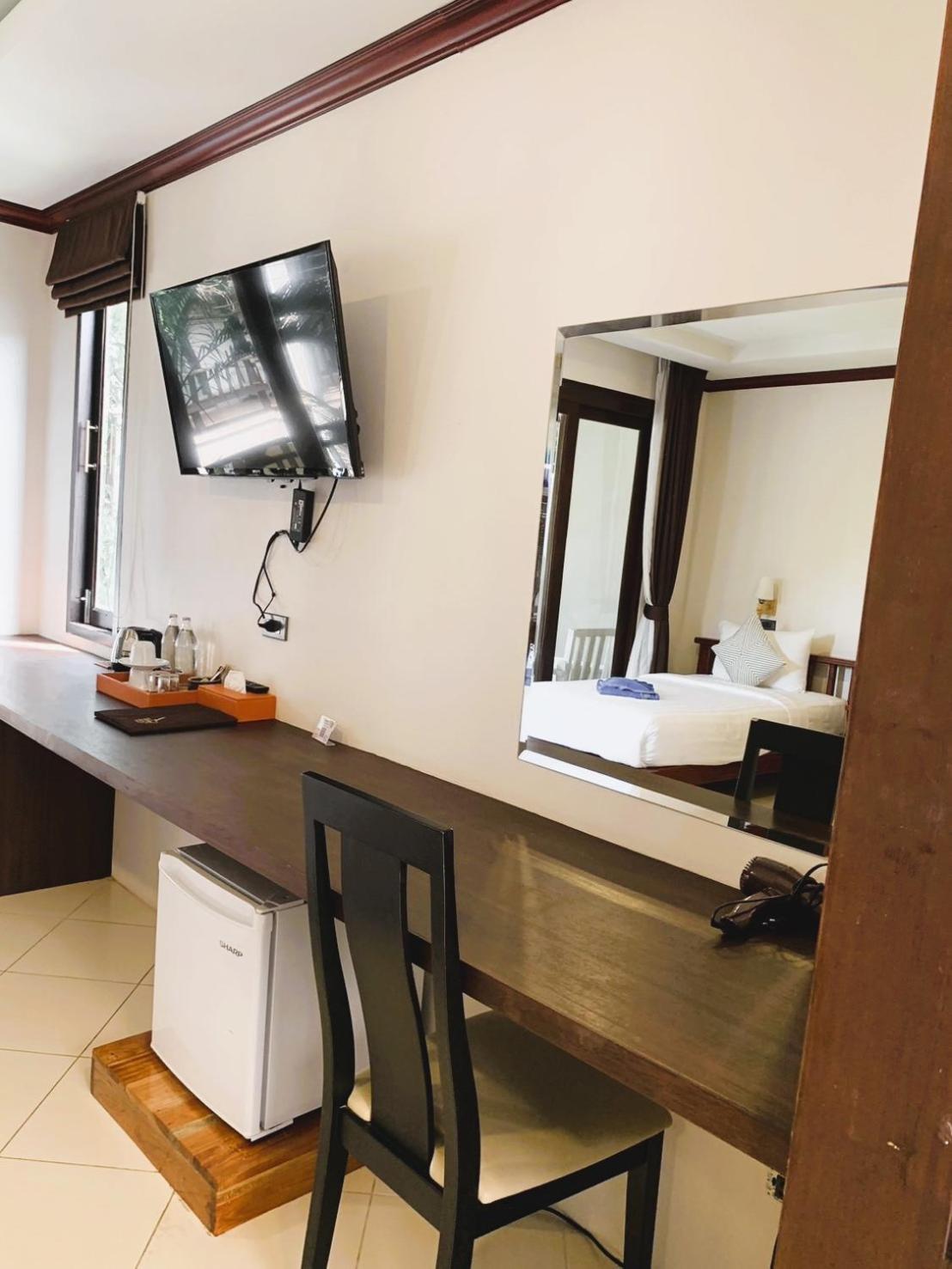 Premium Twin Room - Street Side Building - Photo 1