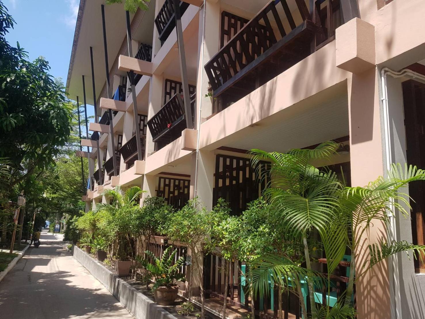 Superior Twin Room - Street Side Building - Photo 9