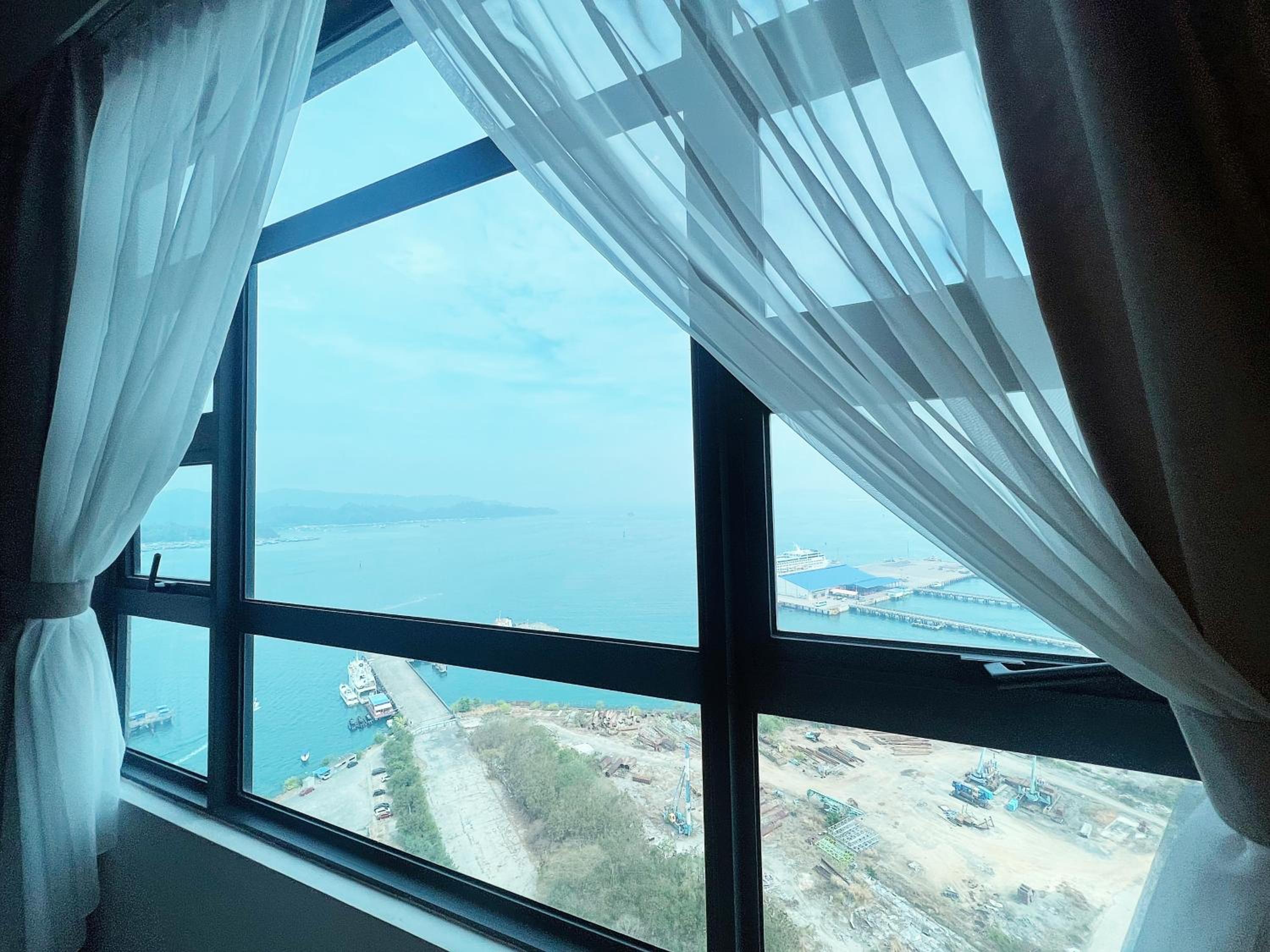 Suite with Pool View - Photo 23