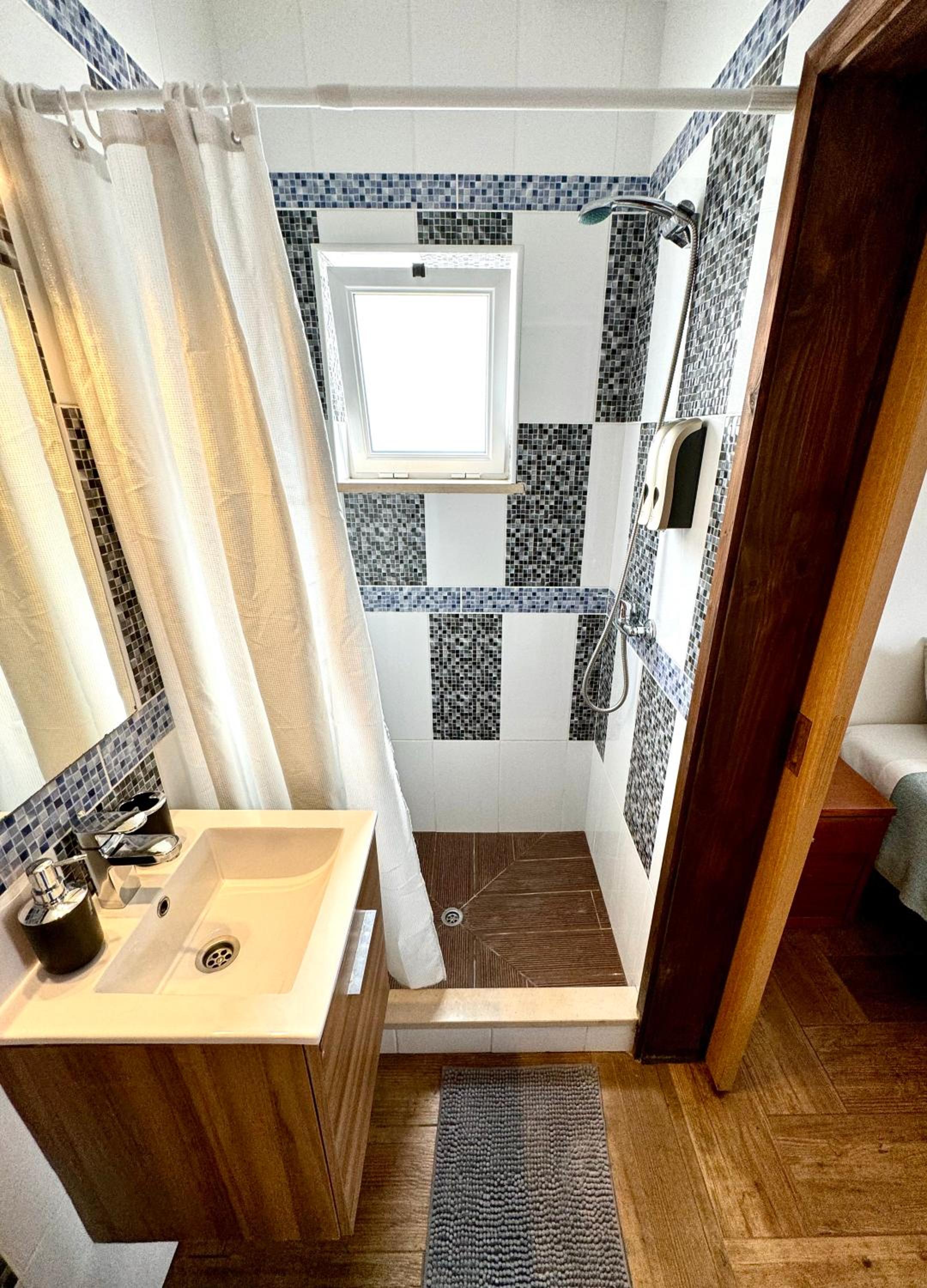 Twin Room - Photo 6
