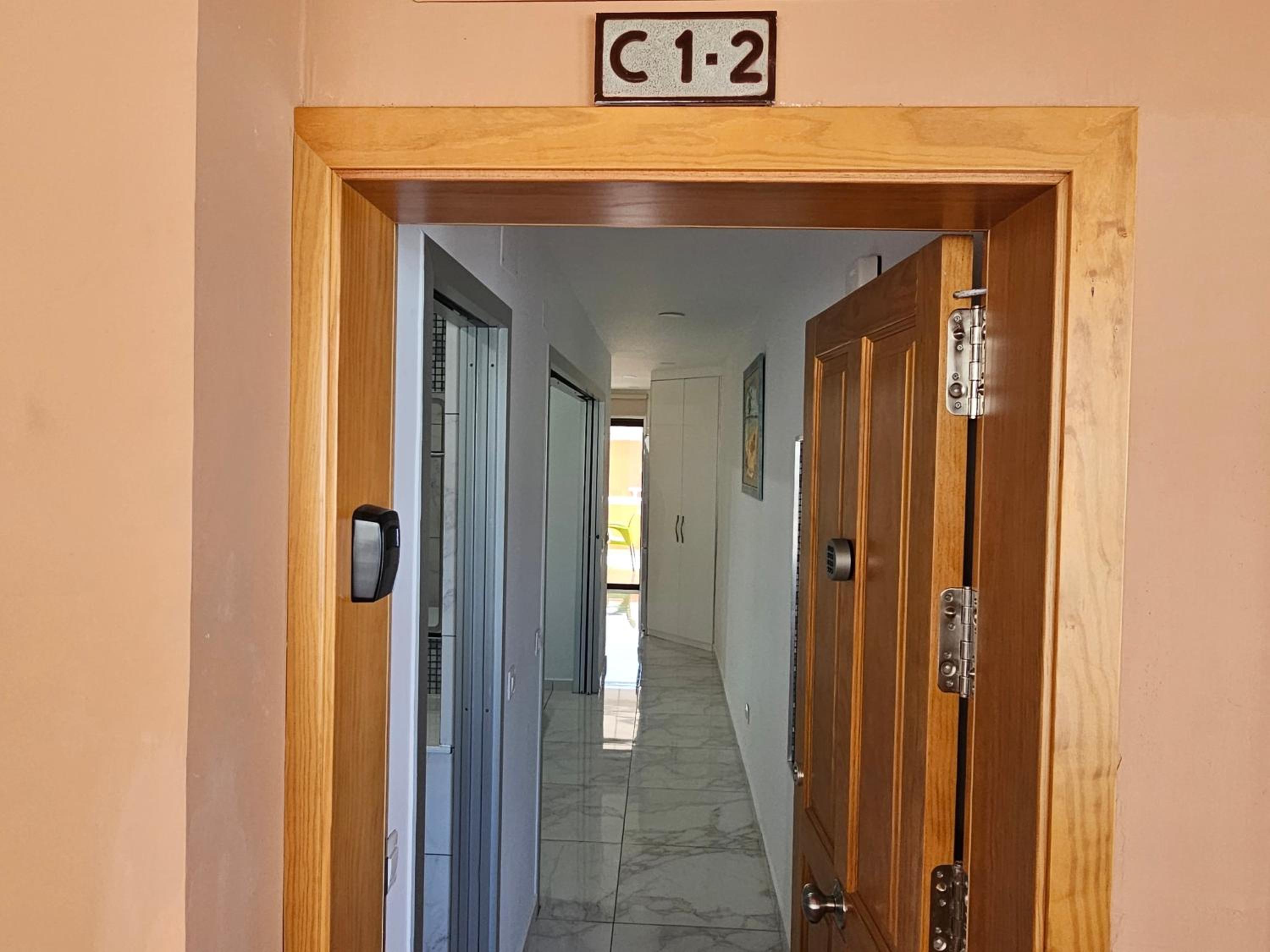 Apartamento con terraza y vista lateral al mar.