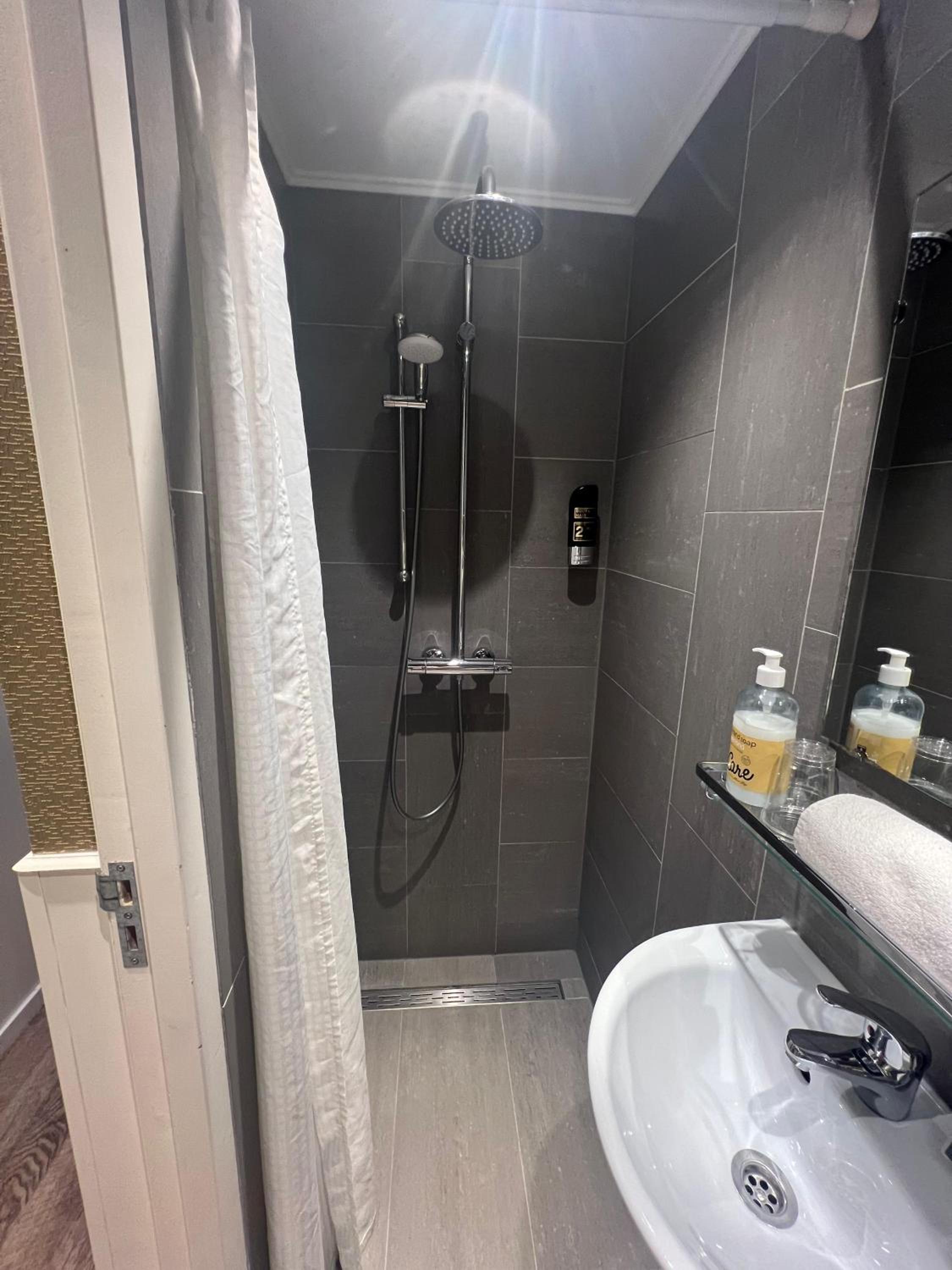 Single Room with Private Shower and Toilet photo 3