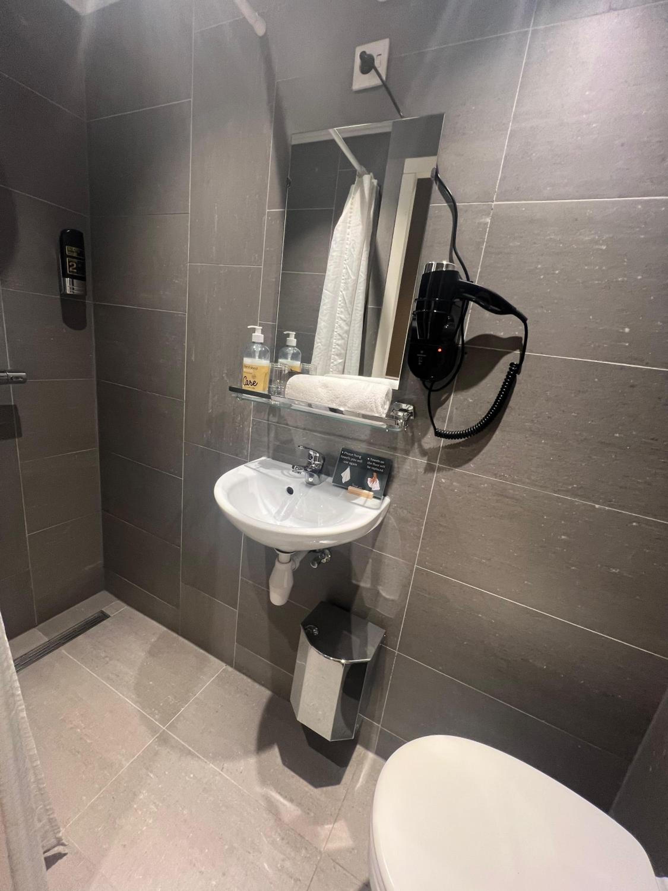 Single Room with Private Shower and Toilet photo 2