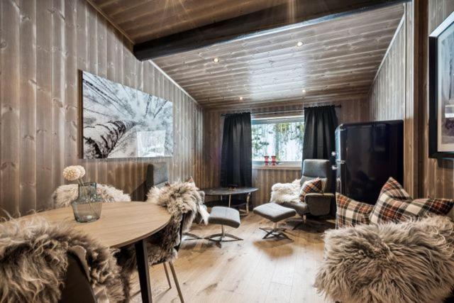 Six-Bedroom House photo 3