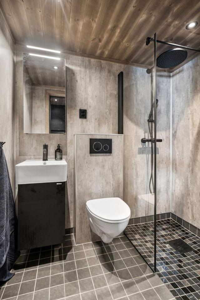 Six-Bedroom House photo 2