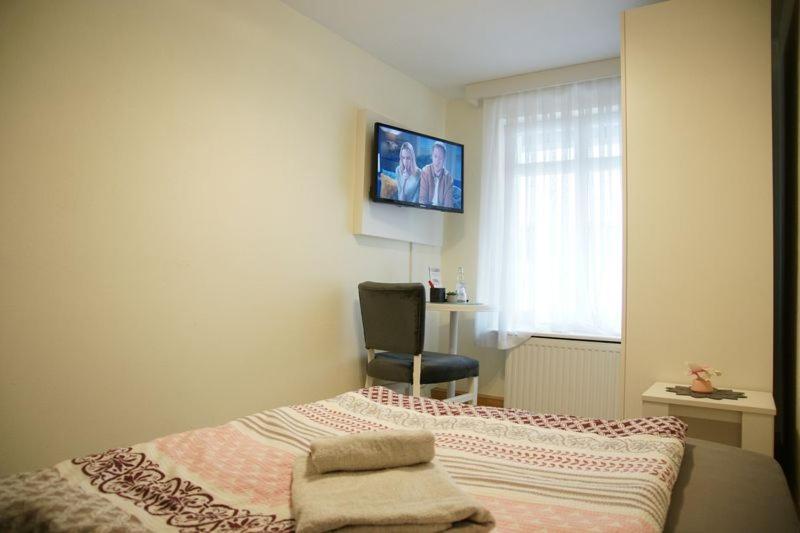 Single Room with Bathroom photo 2