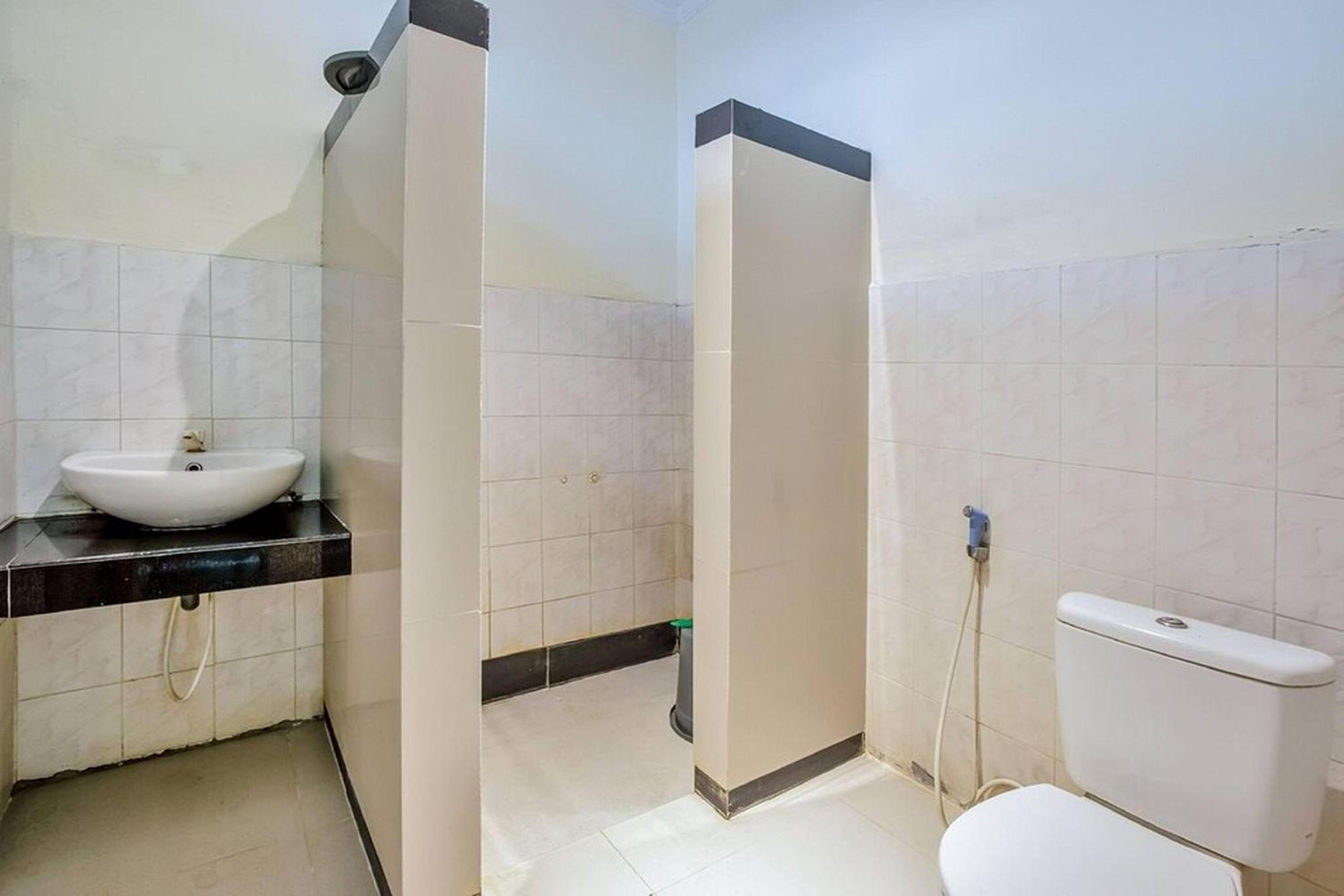 Economy Double Room - Photo 10