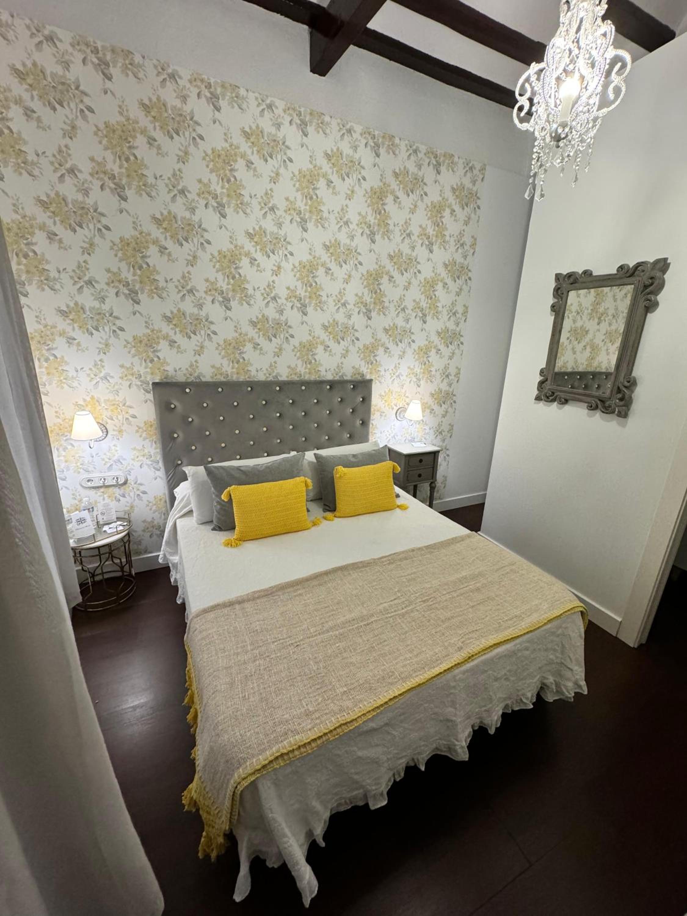 Standard Double Room - Photo 7