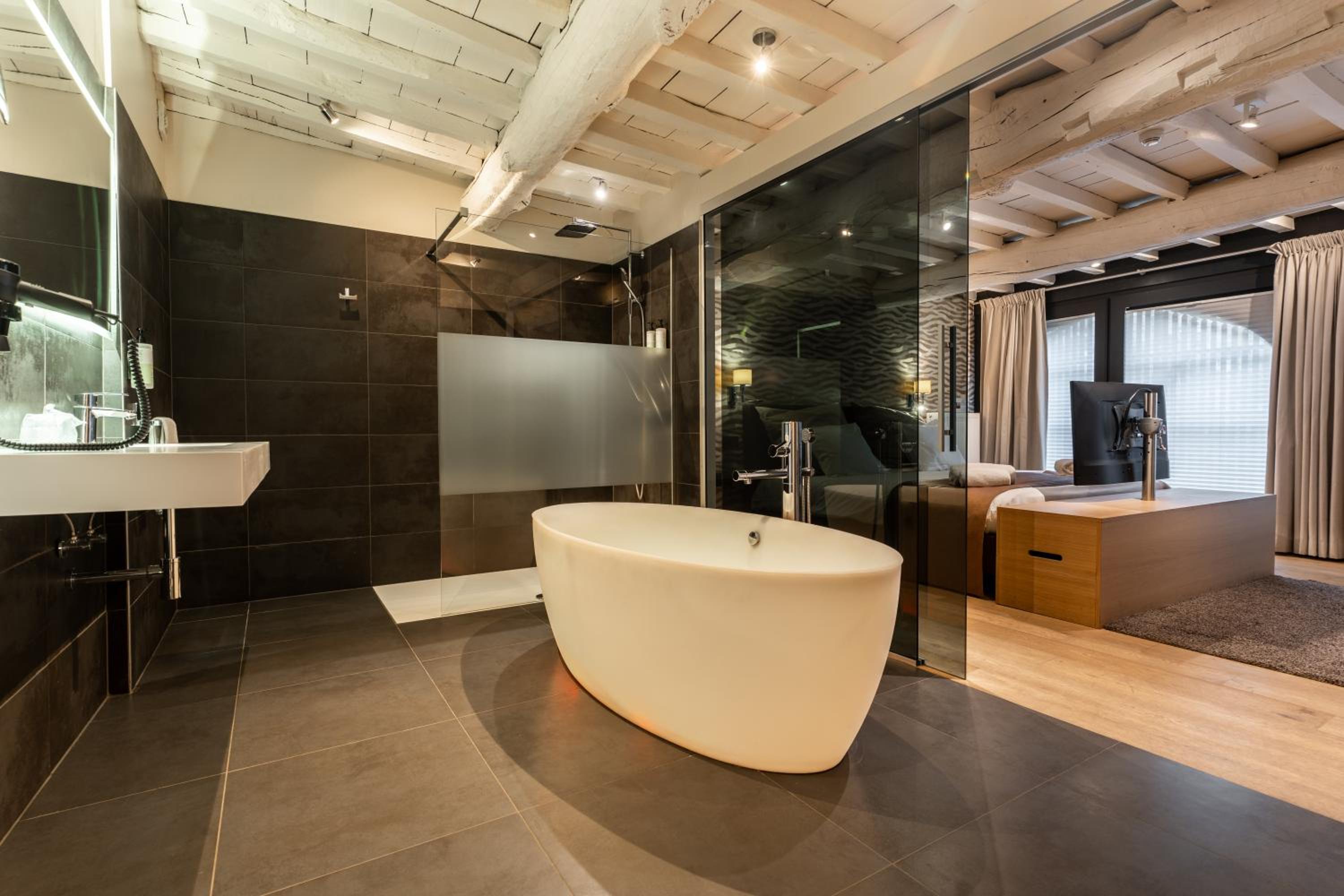 Suite - Photo 7