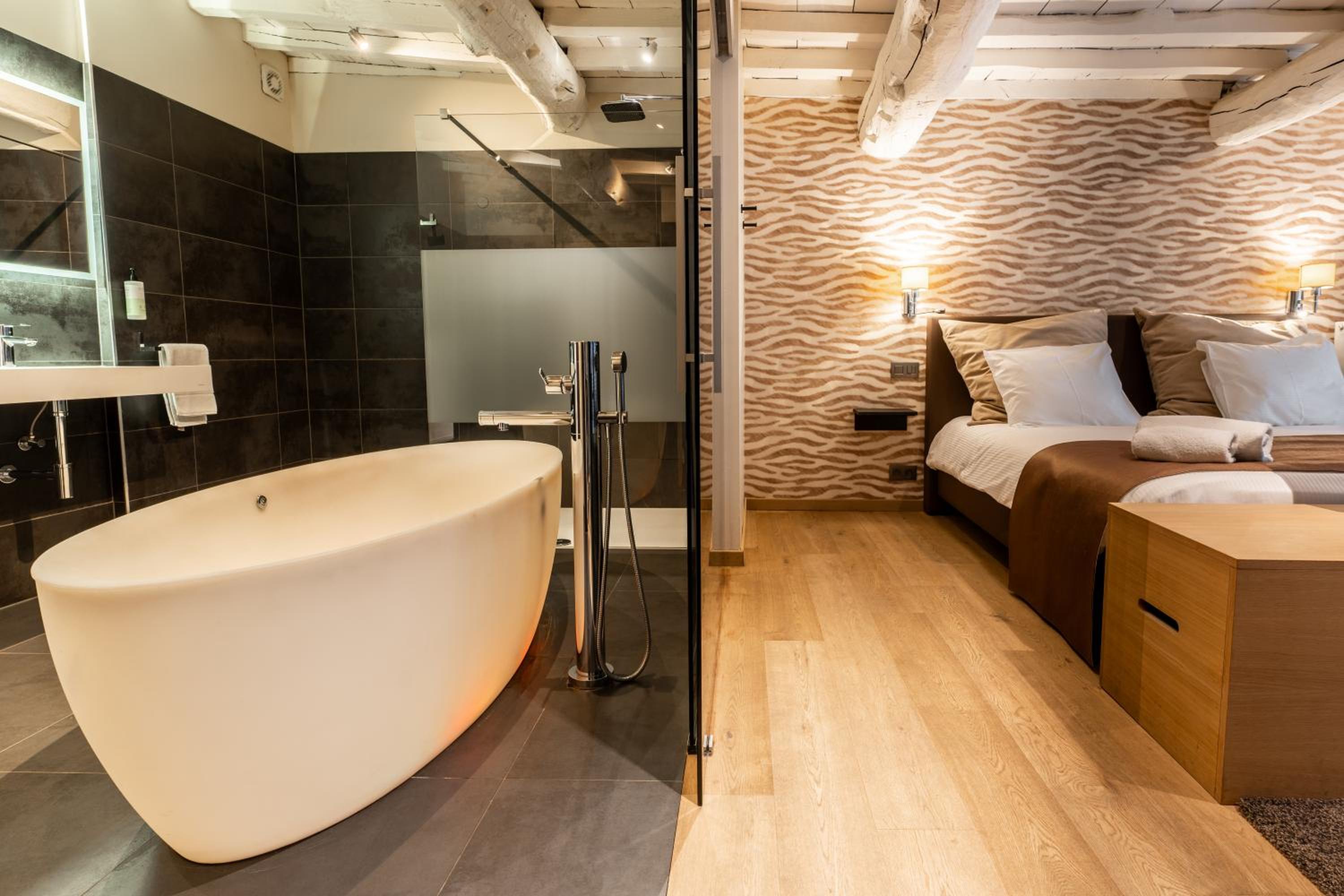 Suite - Photo 3