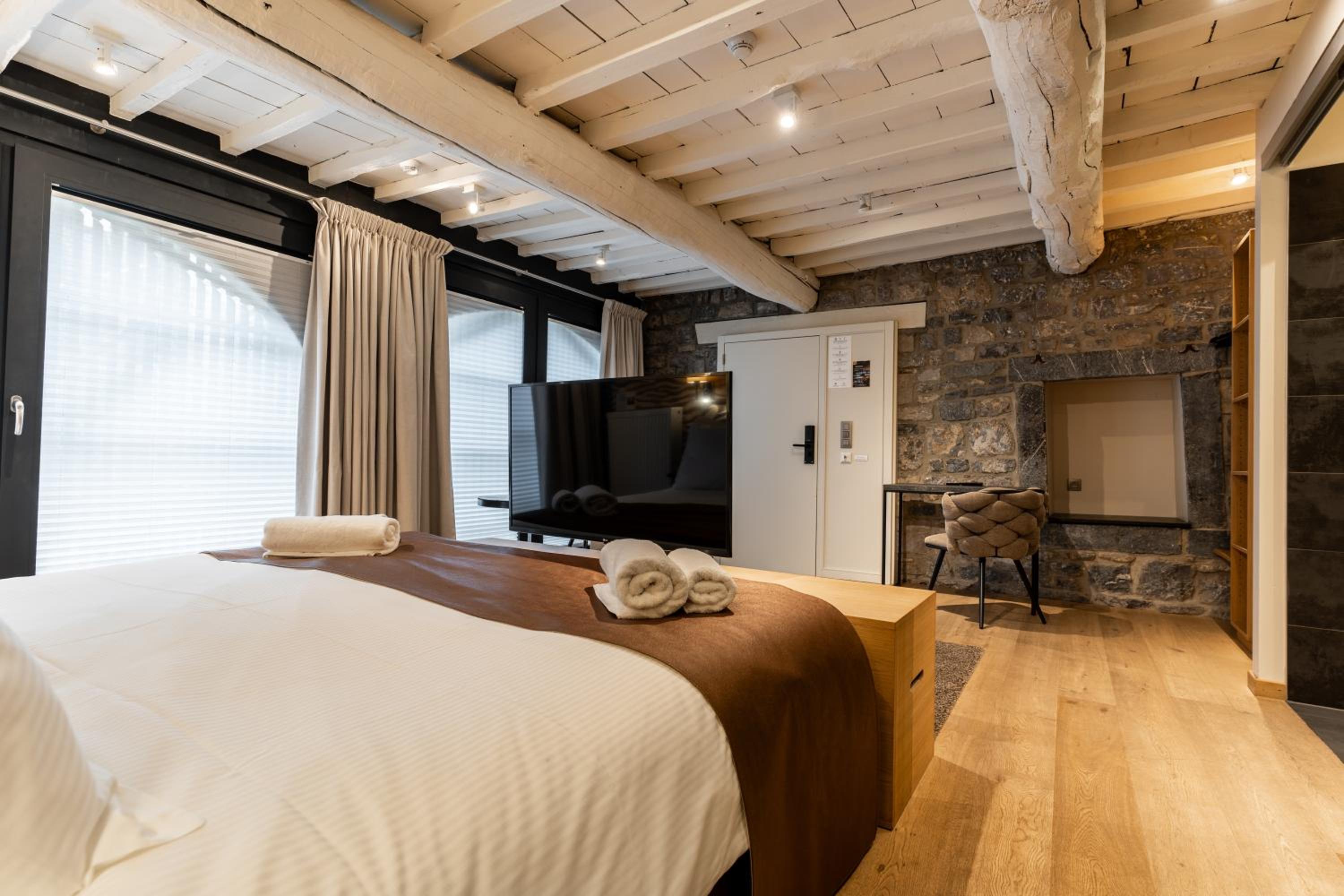 Suite - Photo 15