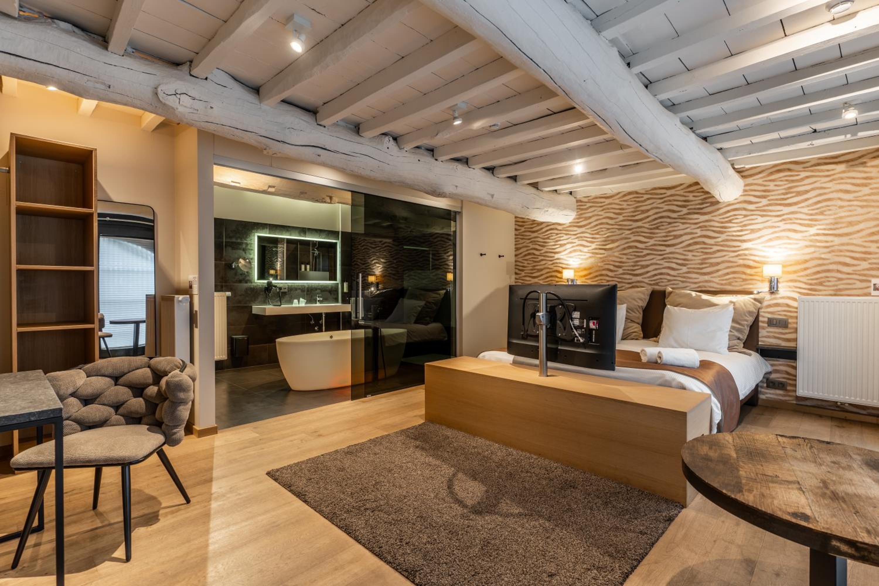 Suite - Photo 1