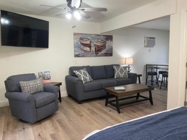 Lakefront Penthouse Studio photo 2