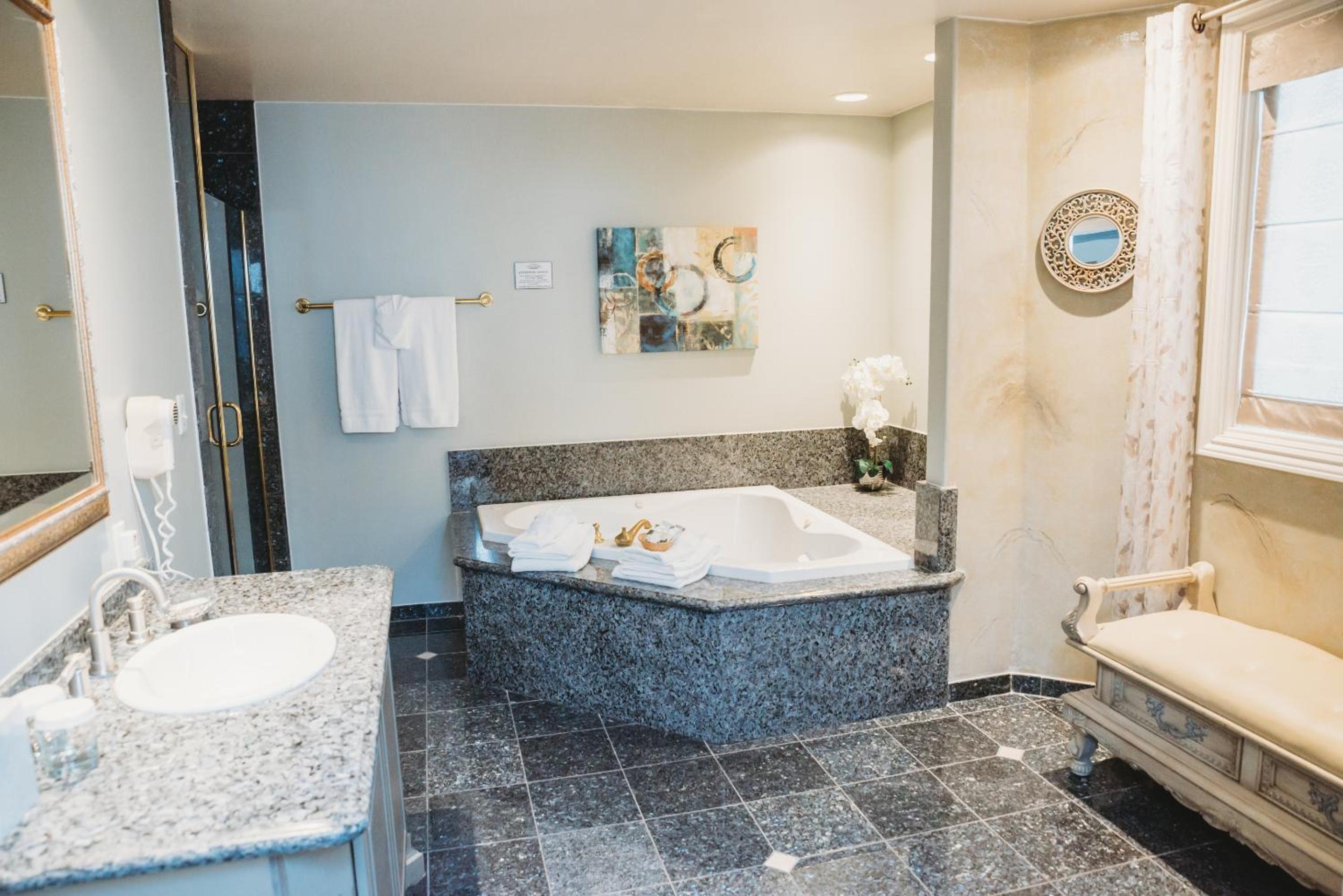 King Suite with Balcony - Photo 4
