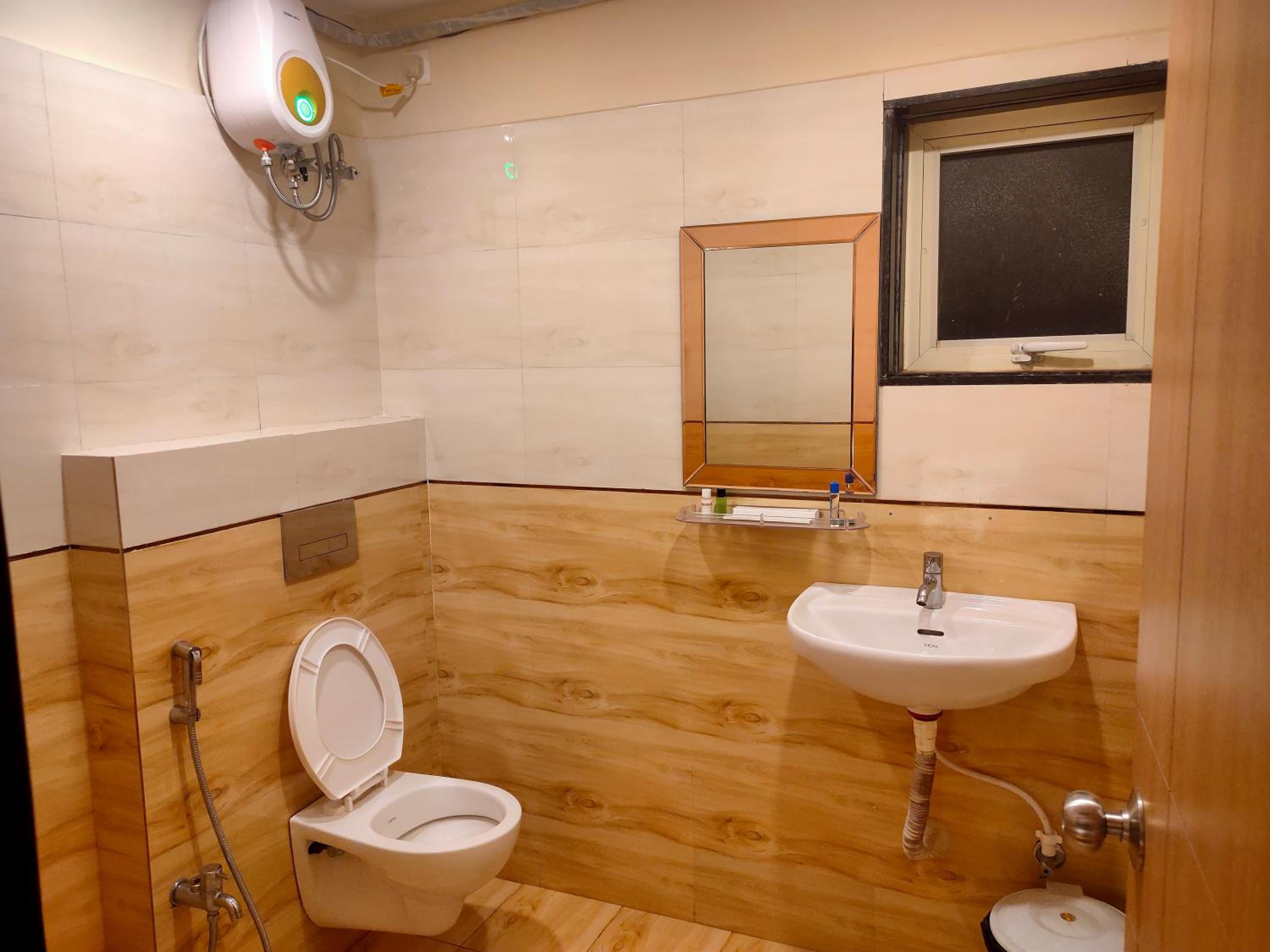Deluxe Double Room (2 Adults + 1 Child) photo 2