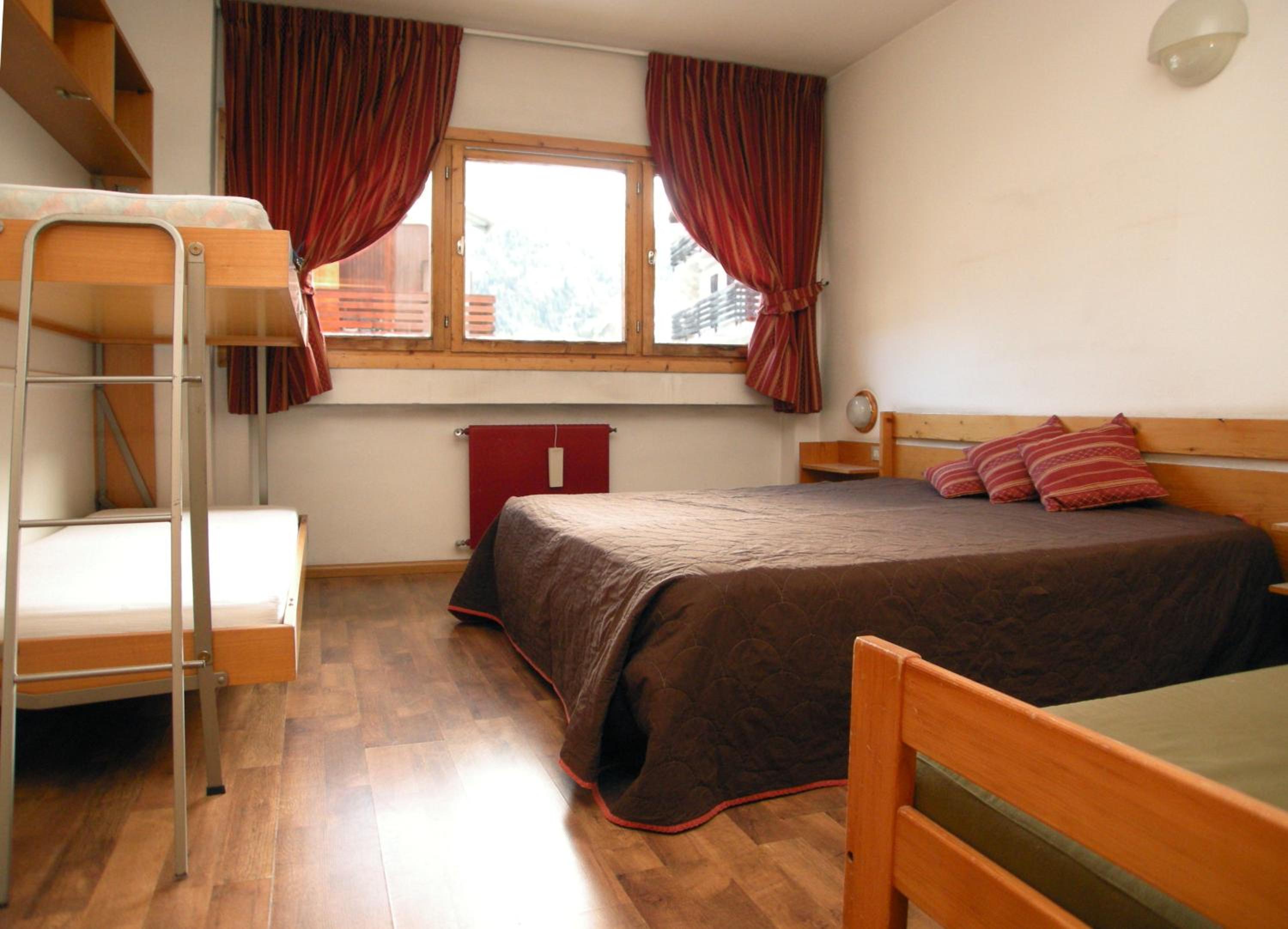 Superior Family Room - Photo 4
