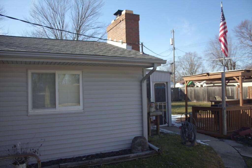 Three-Bedroom House photo 3