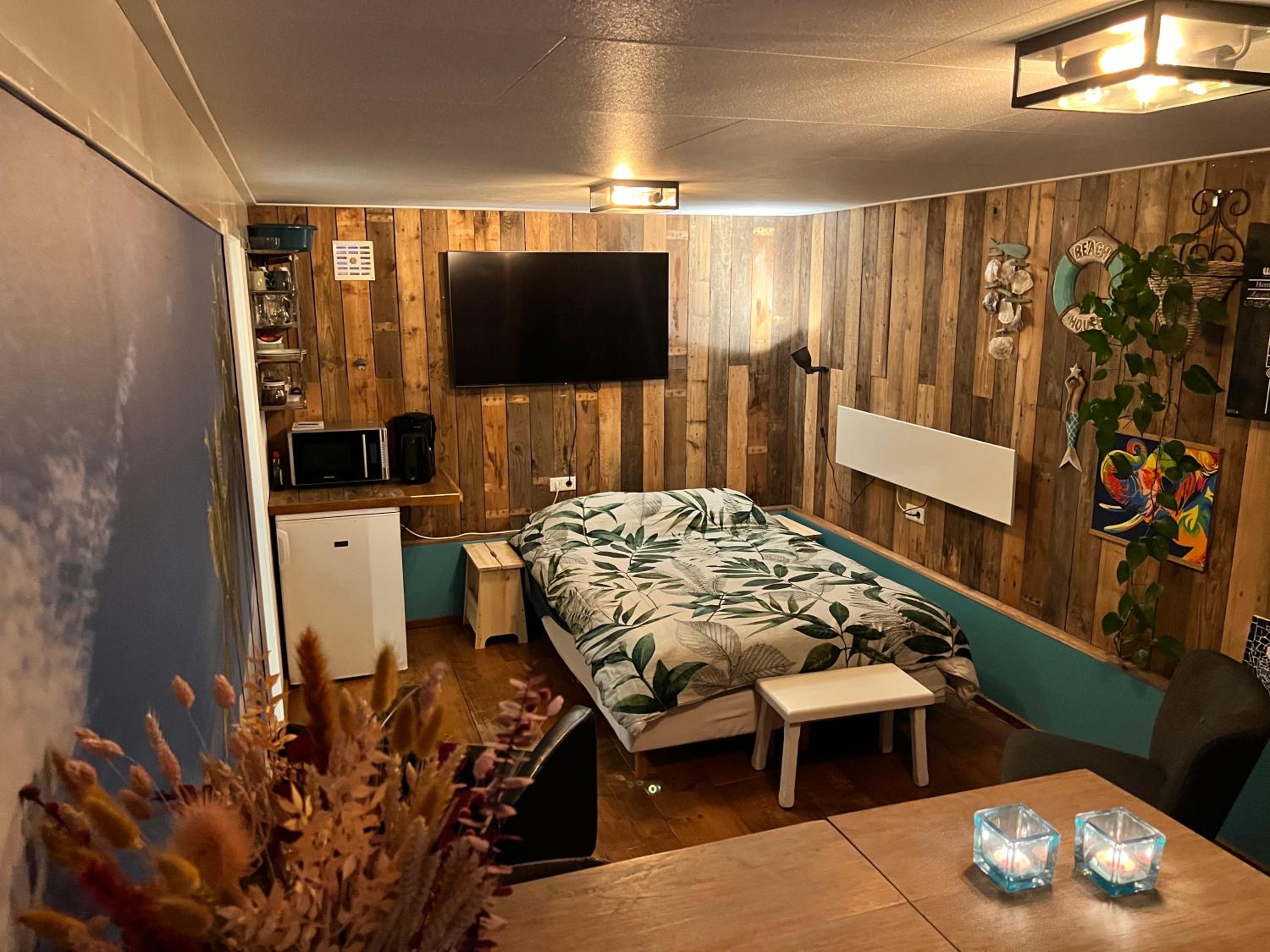 One-Bedroom Apartment photo 1