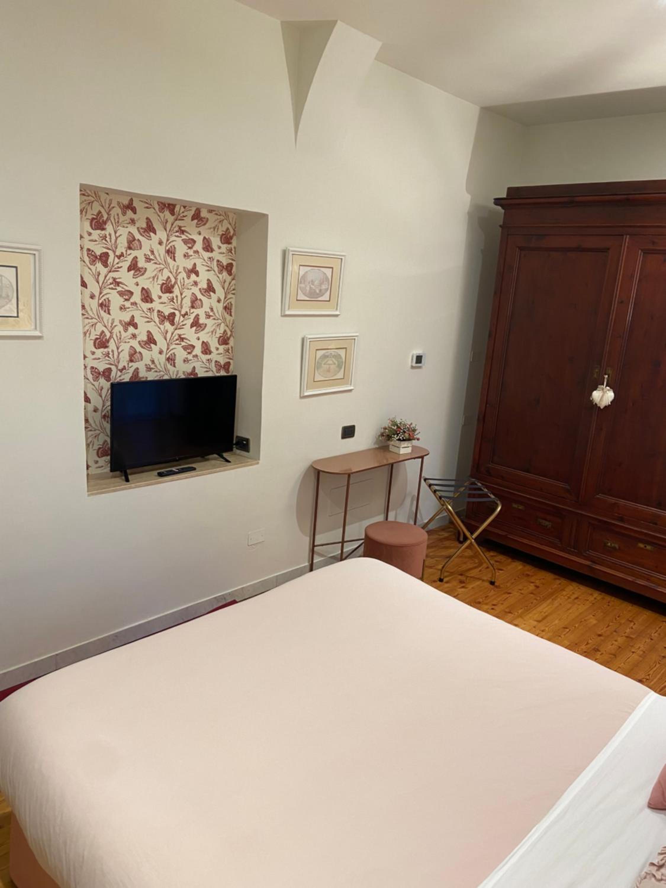 Queen Room with Garden View - Photo 14