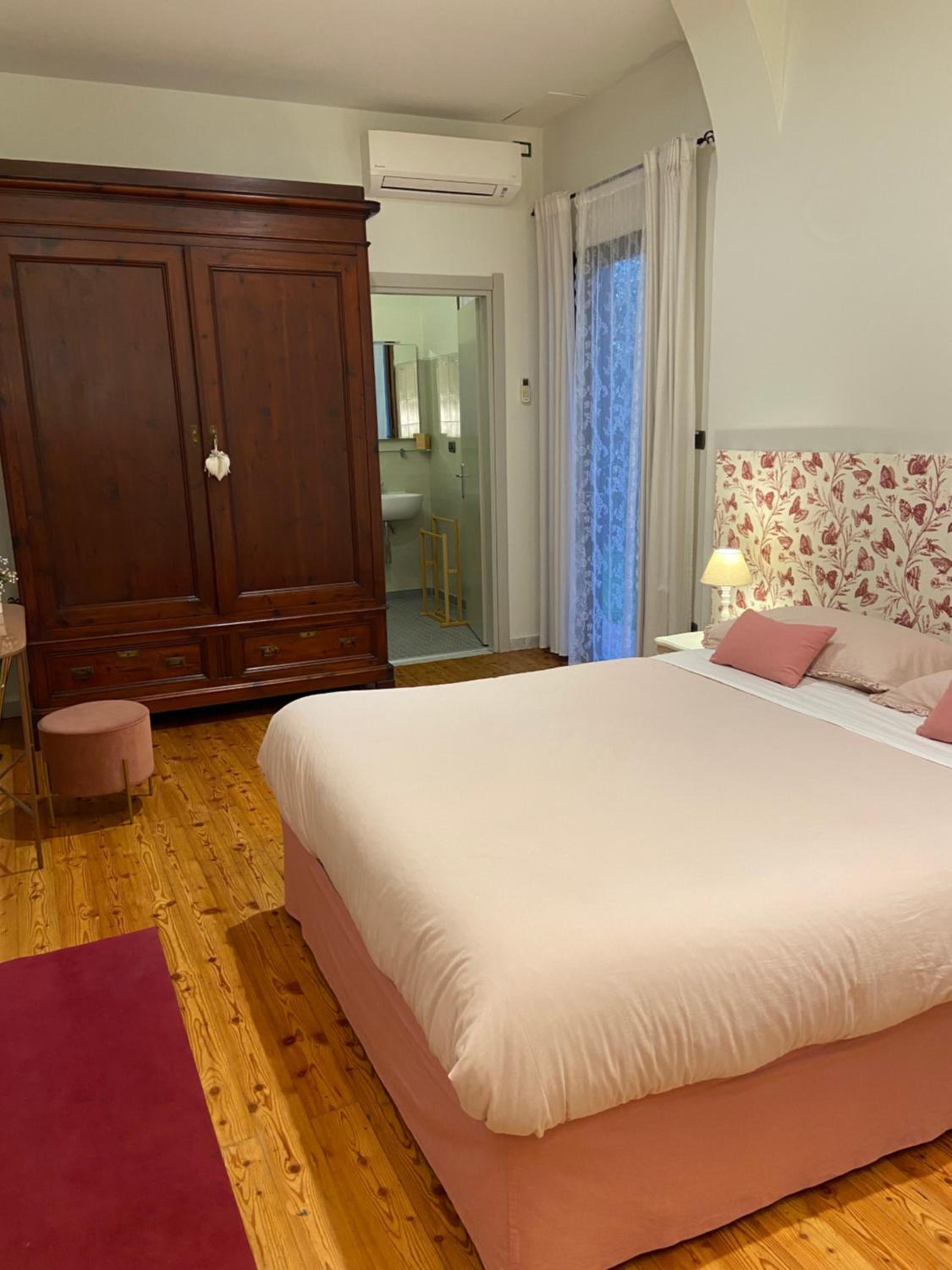 Queen Room with Garden View - Photo 13
