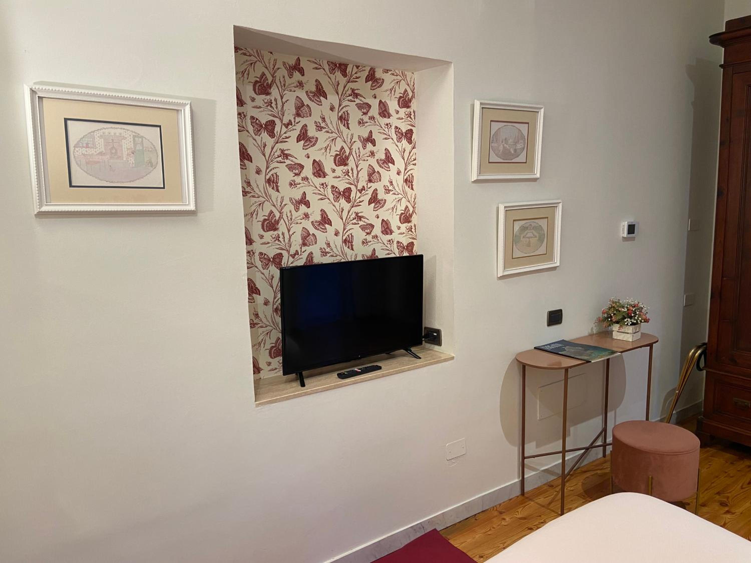 Queen Room with Garden View - Photo 35