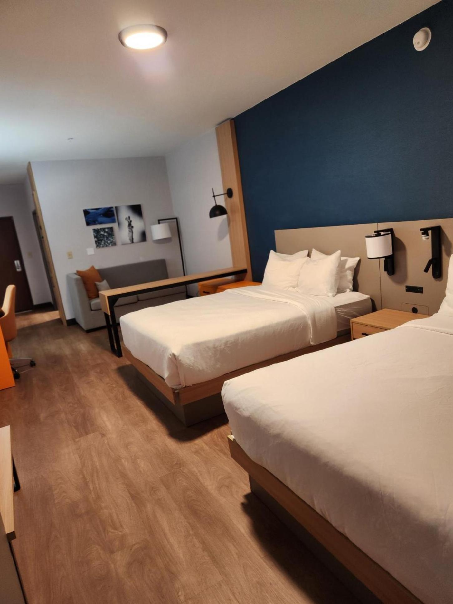One Room Suite with Two Queen Beds and Sofa bed - Non Smoking photo 3