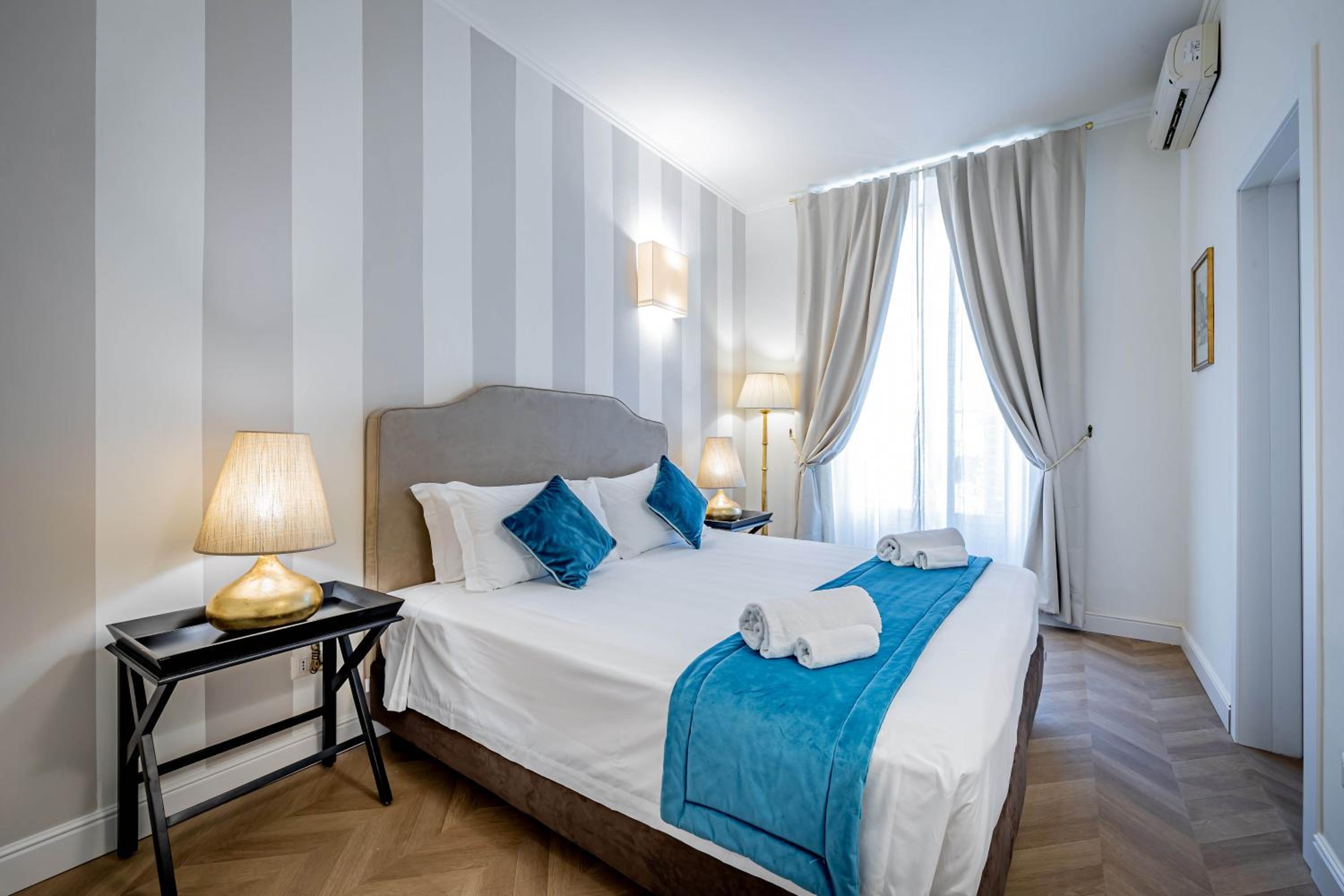 King Room with Balcony photo 1