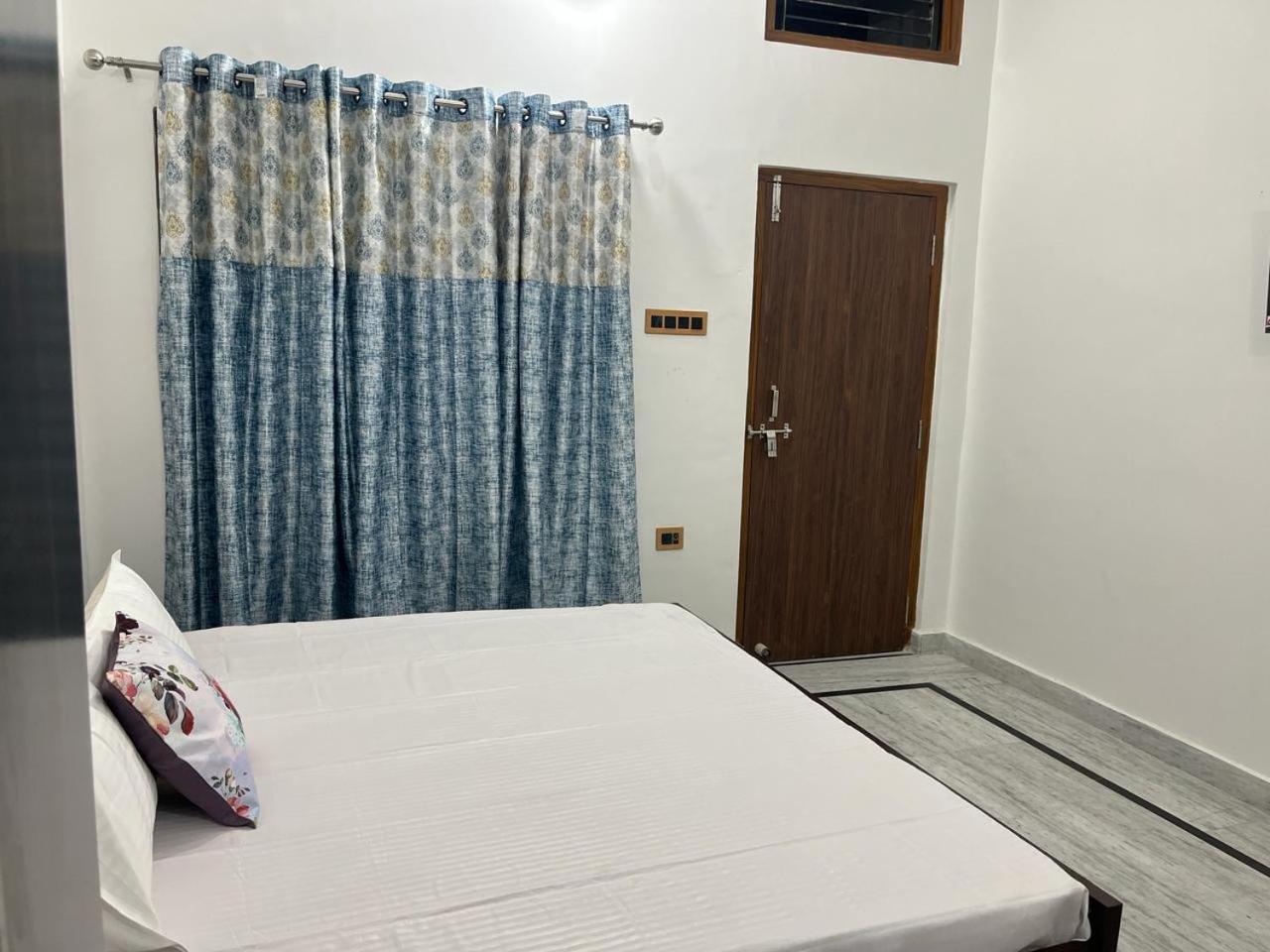 Deluxe Double Room (2 Adults + 1 Child) photo 3