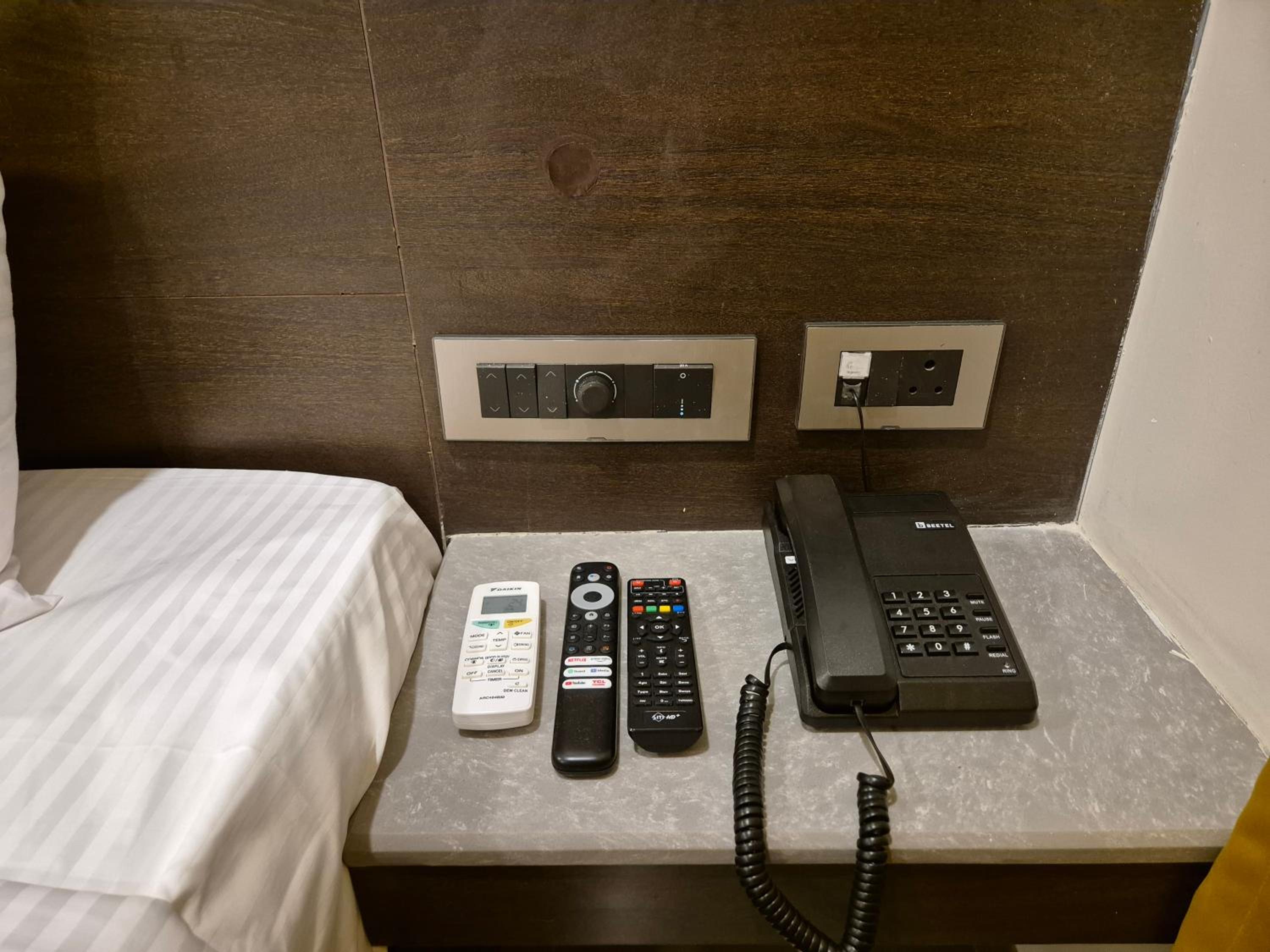 Deluxe King Room - Photo 10