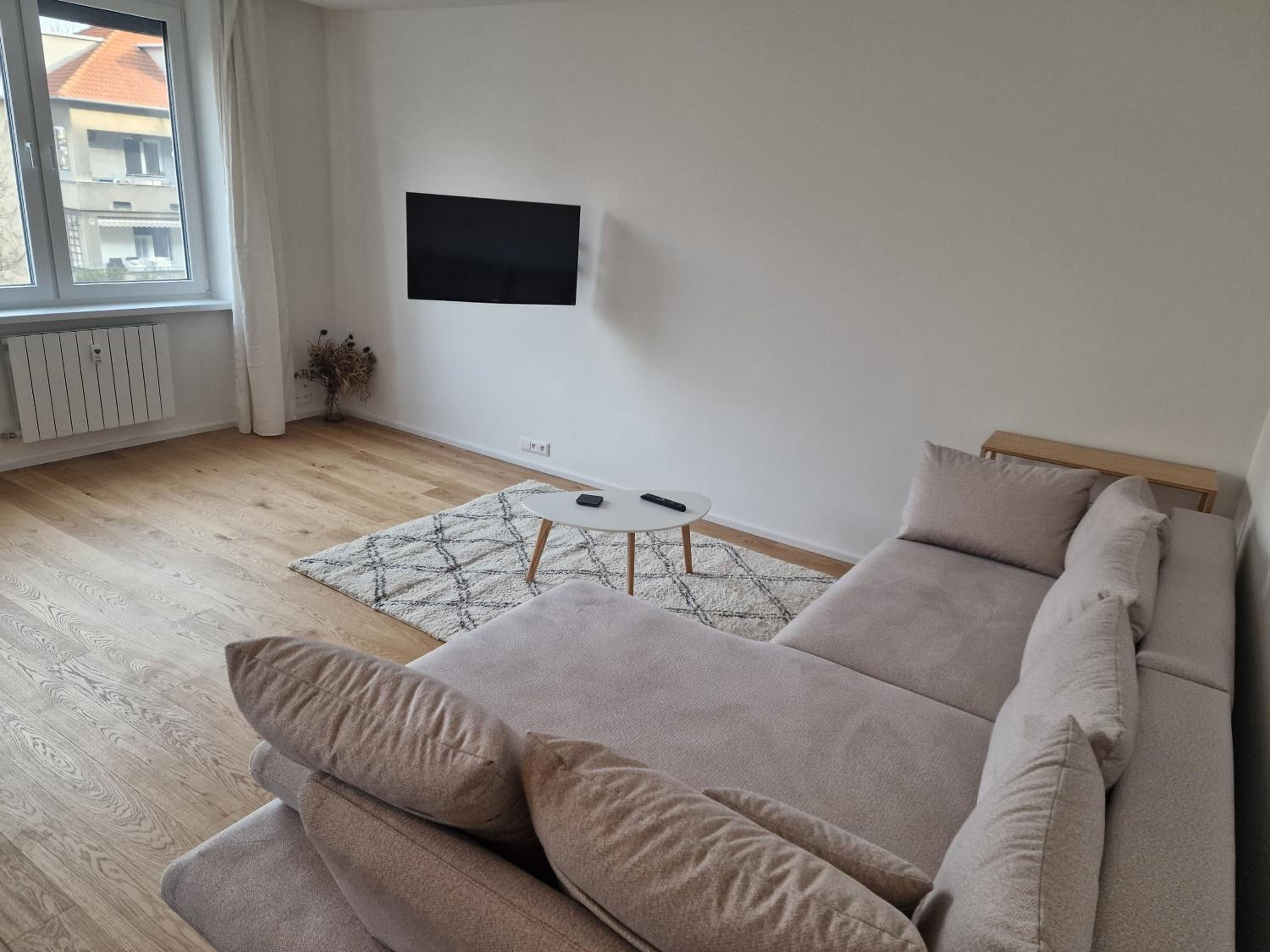 One-Bedroom Apartment photo 1