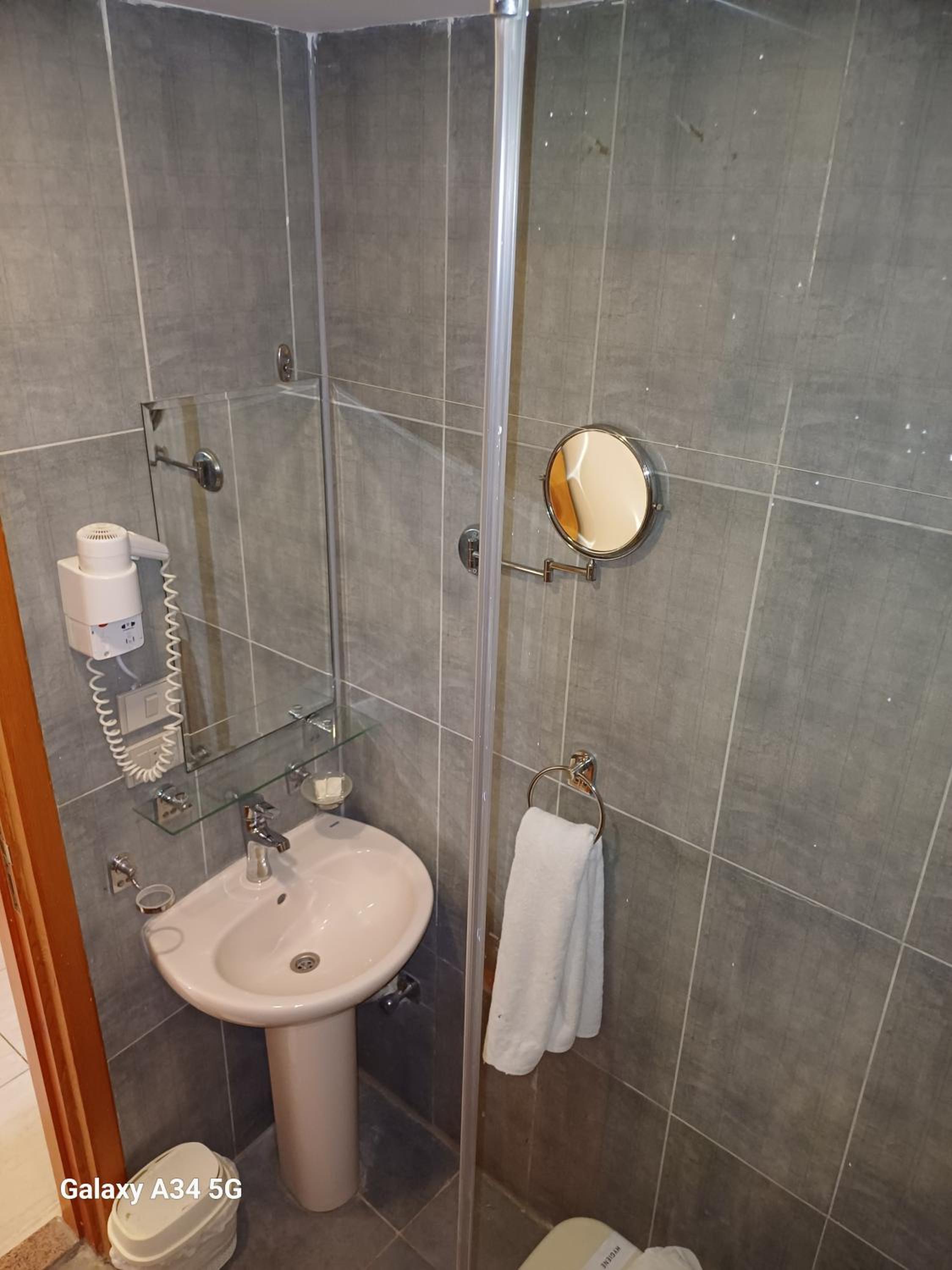 Economy Double Room - Photo 7
