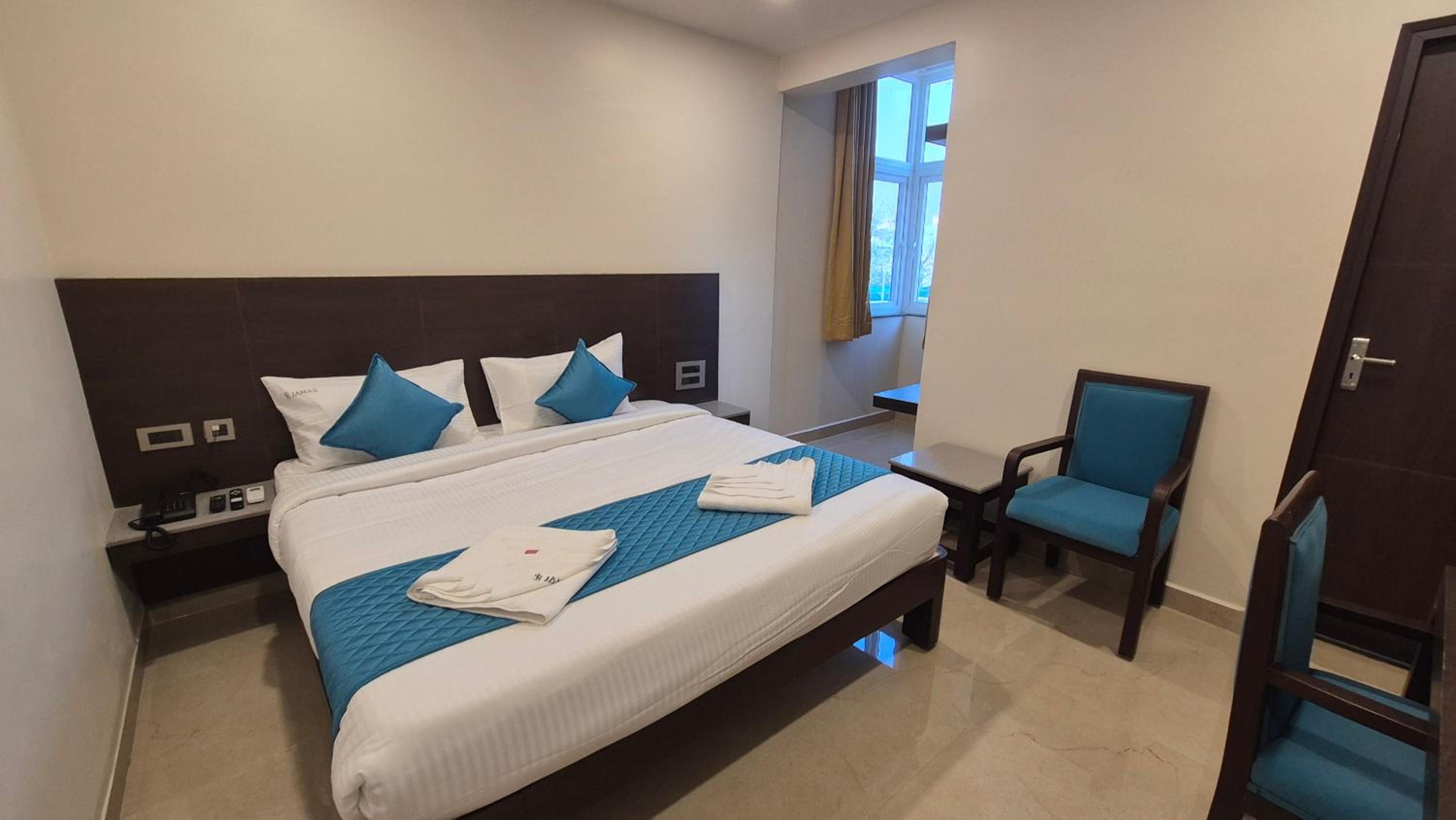 Deluxe King Room - Photo 9