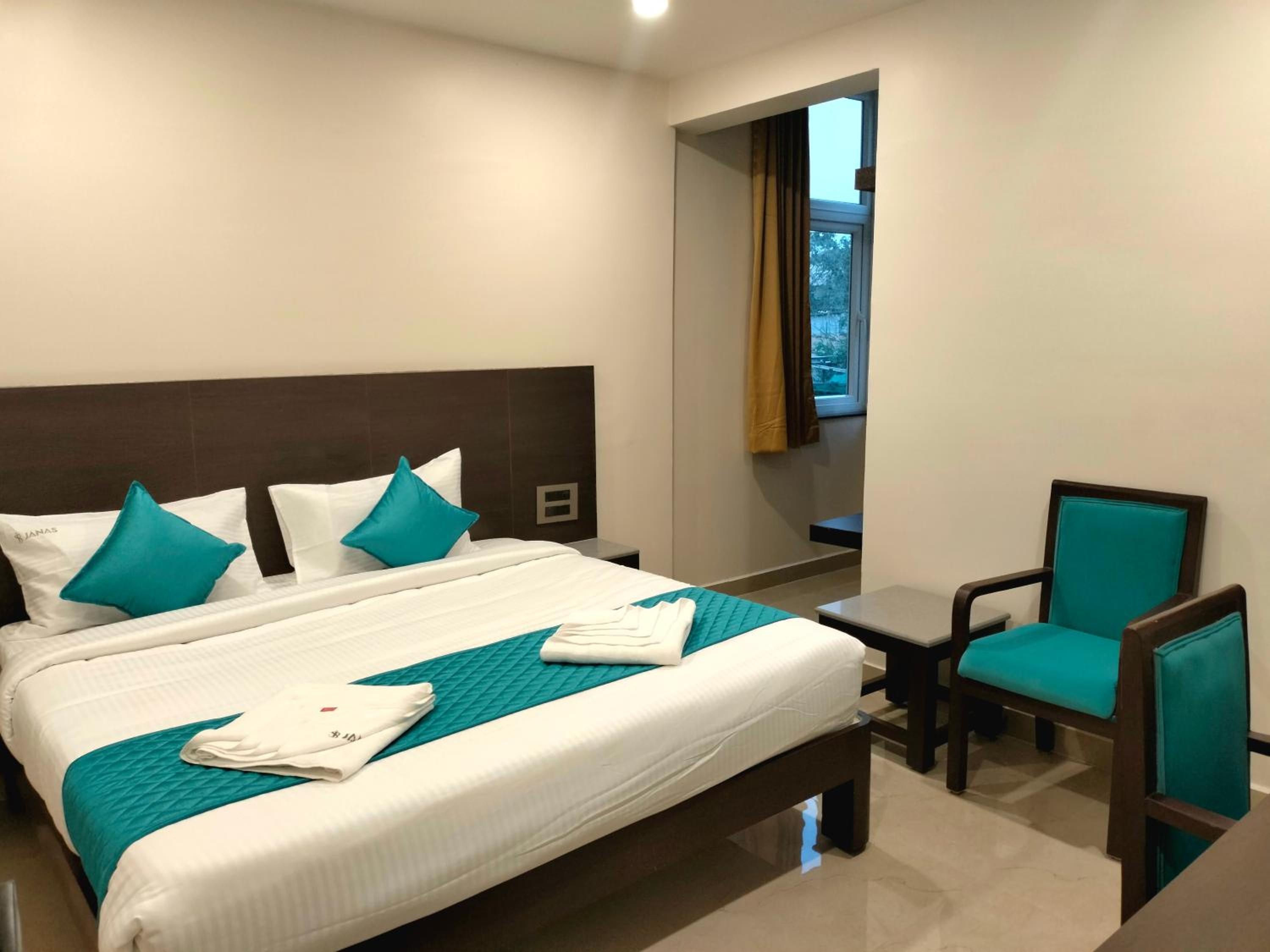 Deluxe King Room - Photo 1