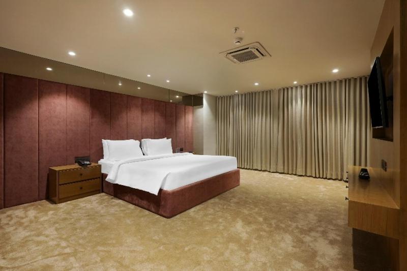 Suite Room (20% Off on Meal Upgrade,20 % Discount on Laundry and Complimentary Welcome Drink on arrival) Suite Room (20% Off on Meal Upgrade,20 % Discount on Laundry and Complimentary Welcome Drink on arrival)