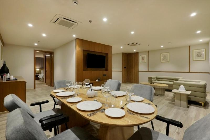 Suite Room (20% Off on Meal Upgrade,20 % Discount on Laundry and Complimentary Welcome Drink on arrival) Suite Room (20% Off on Meal Upgrade,20 % Discount on Laundry and Complimentary Welcome Drink on arrival)
