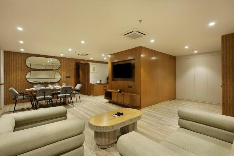 Suite Room (20% Off on Meal Upgrade,20 % Discount on Laundry and Complimentary Welcome Drink on arrival) Suite Room (20% Off on Meal Upgrade,20 % Discount on Laundry and Complimentary Welcome Drink on arrival)
