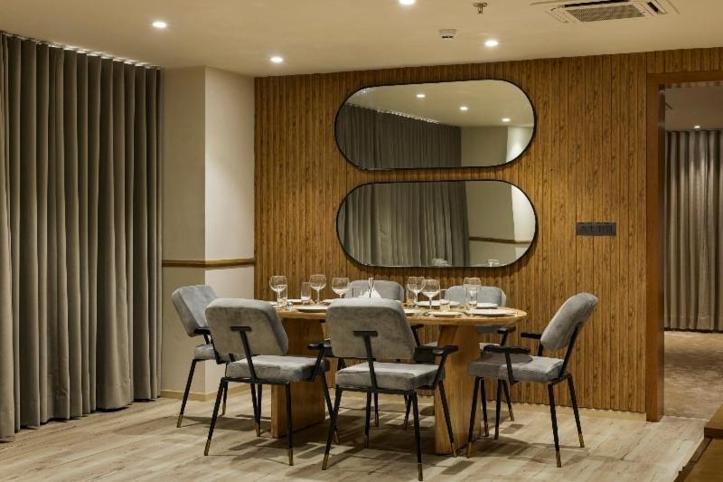 Suite Room (20% Off on Meal Upgrade,20 % Discount on Laundry and Complimentary Welcome Drink on arrival) Suite Room (20% Off on Meal Upgrade,20 % Discount on Laundry and Complimentary Welcome Drink on arrival)