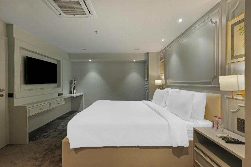 Suite Room (20% Off on Meal Upgrade,20 % Discount on Laundry and Complimentary Welcome Drink on arrival) photo